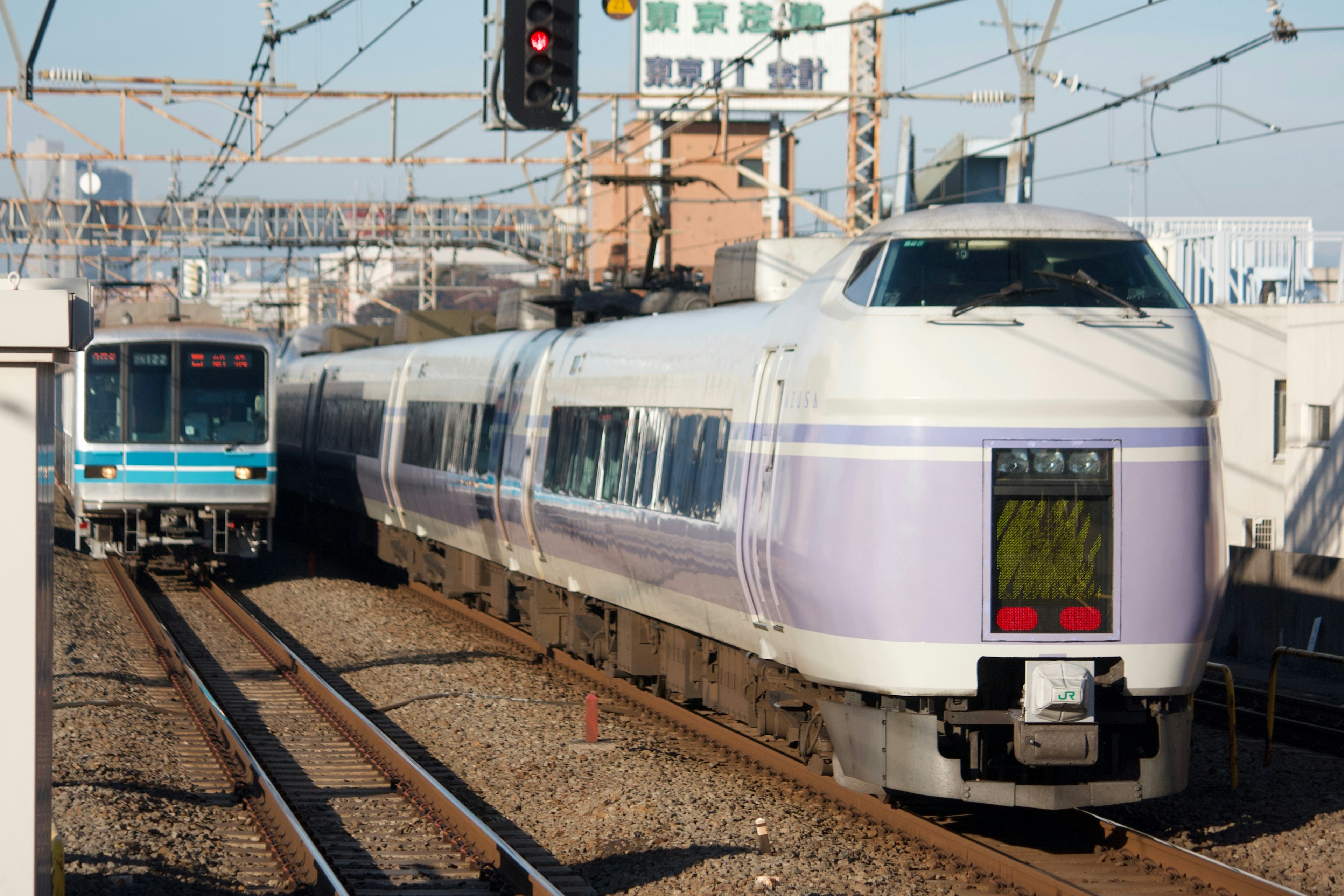 รถไฟสองขบวนที่สถานีพร้อมสัญญาณจราจร