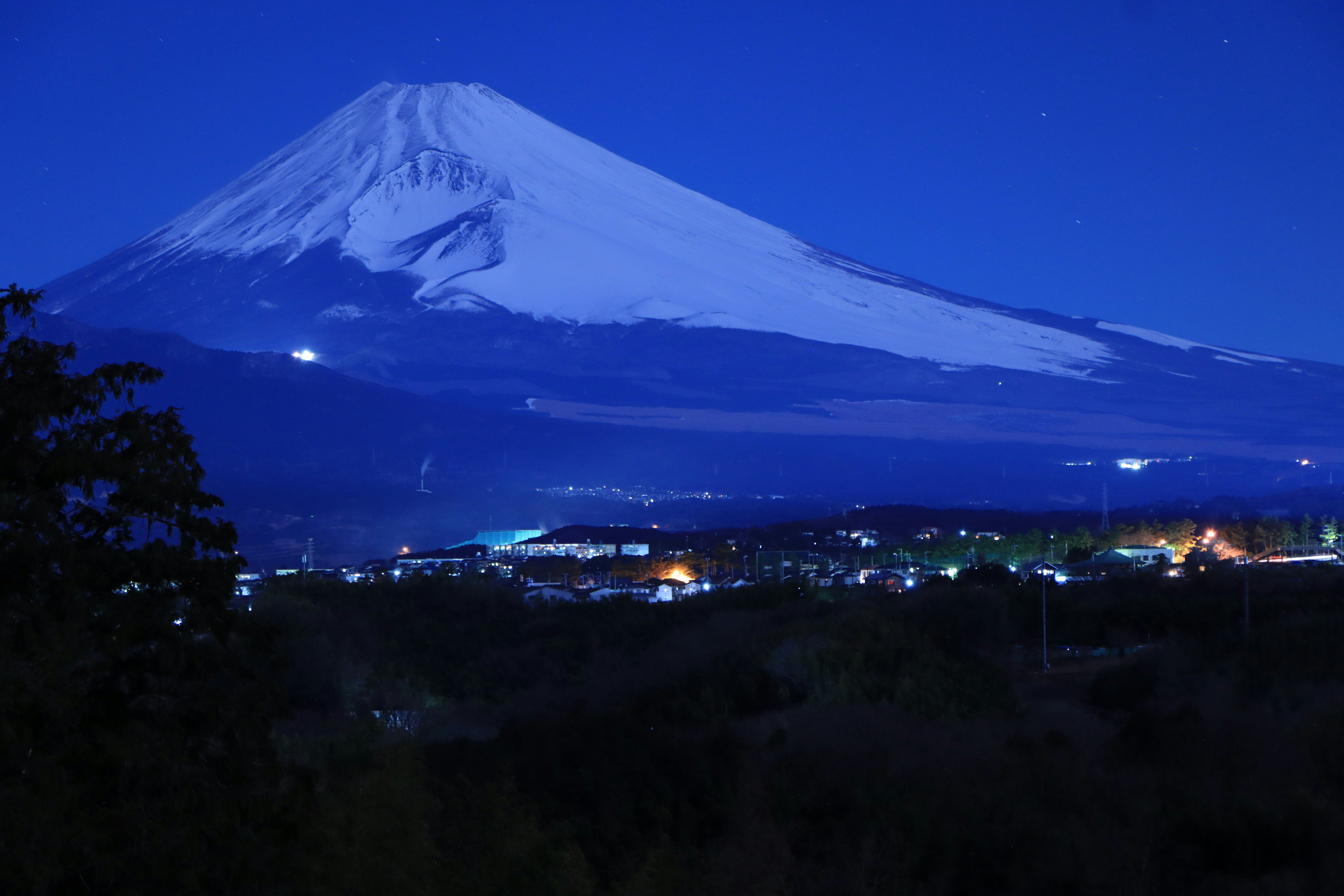 夜晚富士山的美麗景色和周圍城鎮的燈光