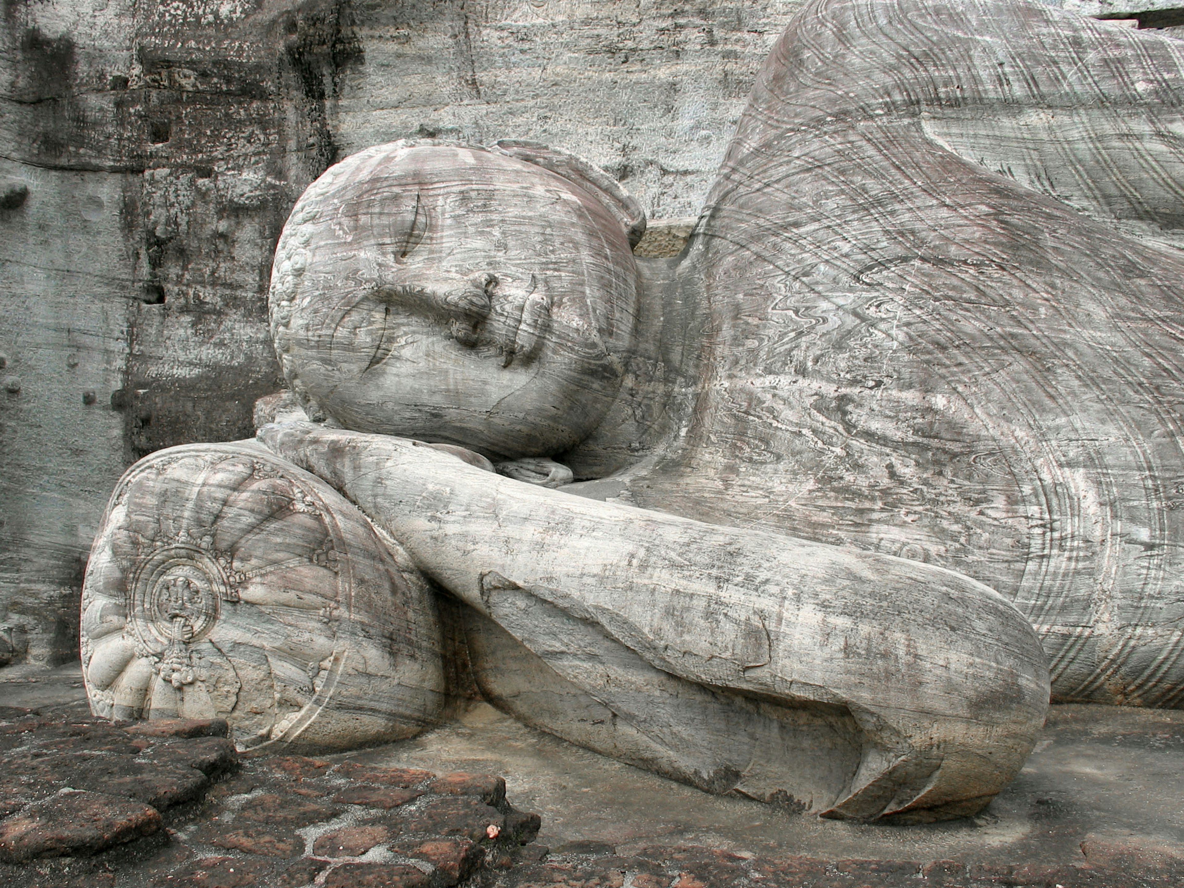 Patung Buddha berbaring besar terbuat dari batu dengan detail rumit