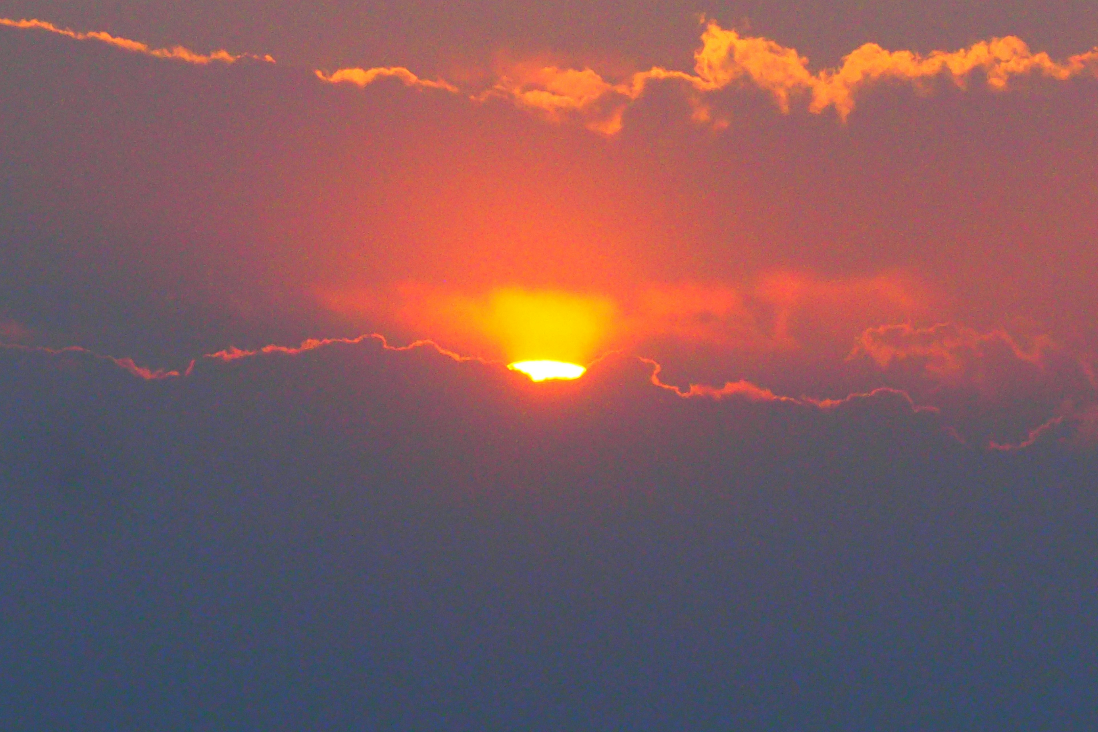 Coucher de soleil magnifique émergeant des nuages