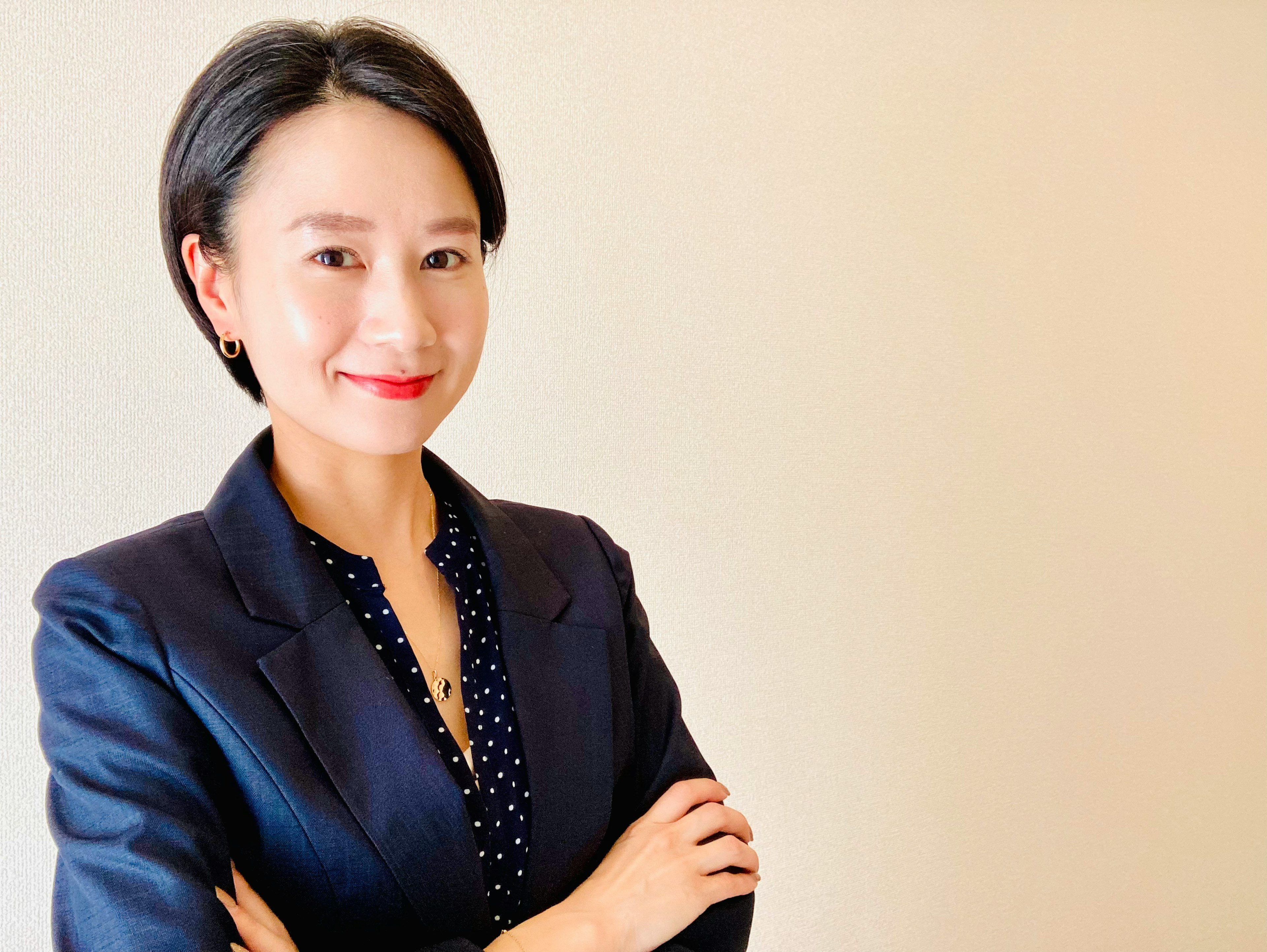 Portrait d'une femme en costume d'affaires souriante et confiante