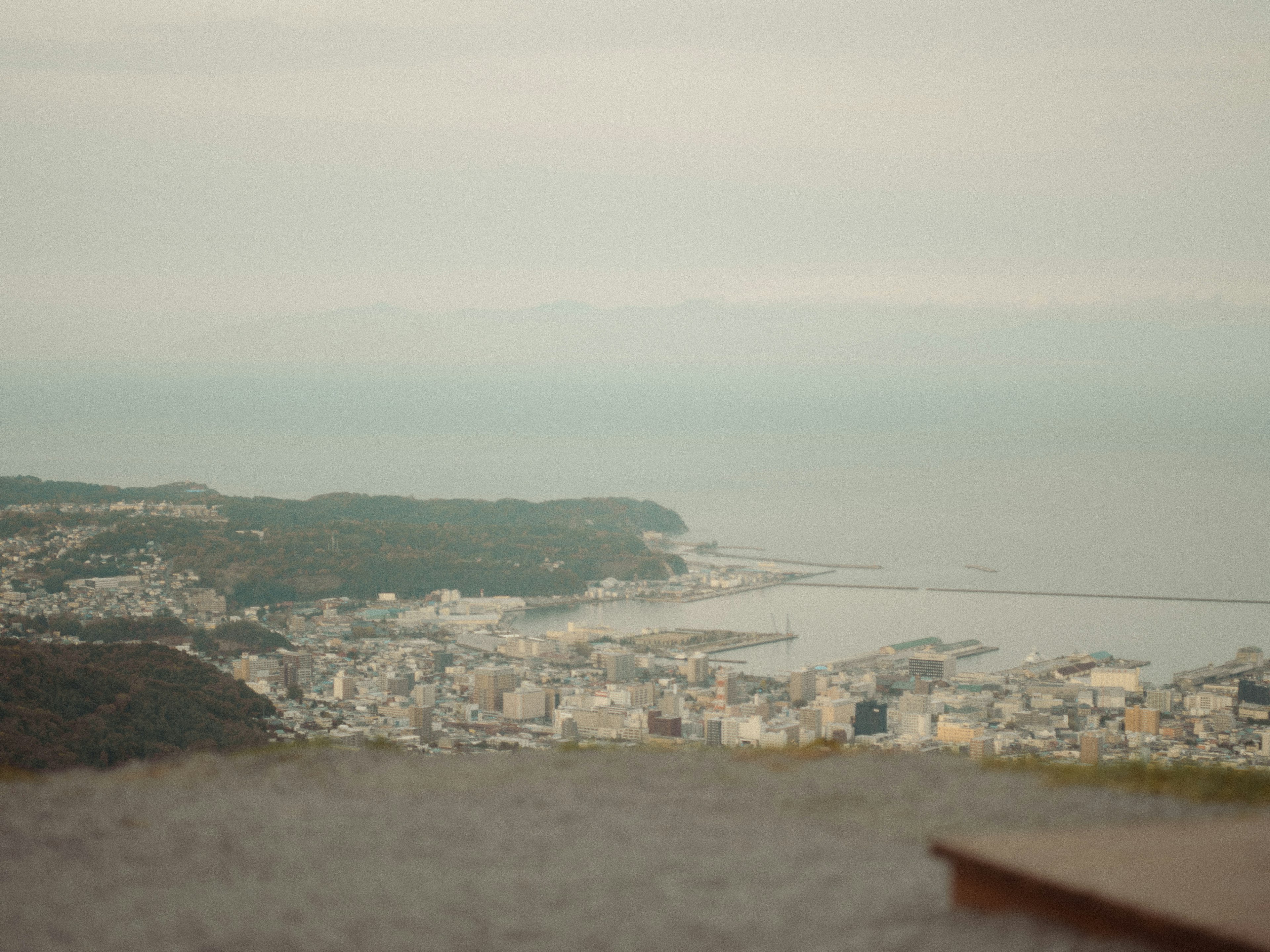 海を見渡す町の景色と穏やかな空の風景