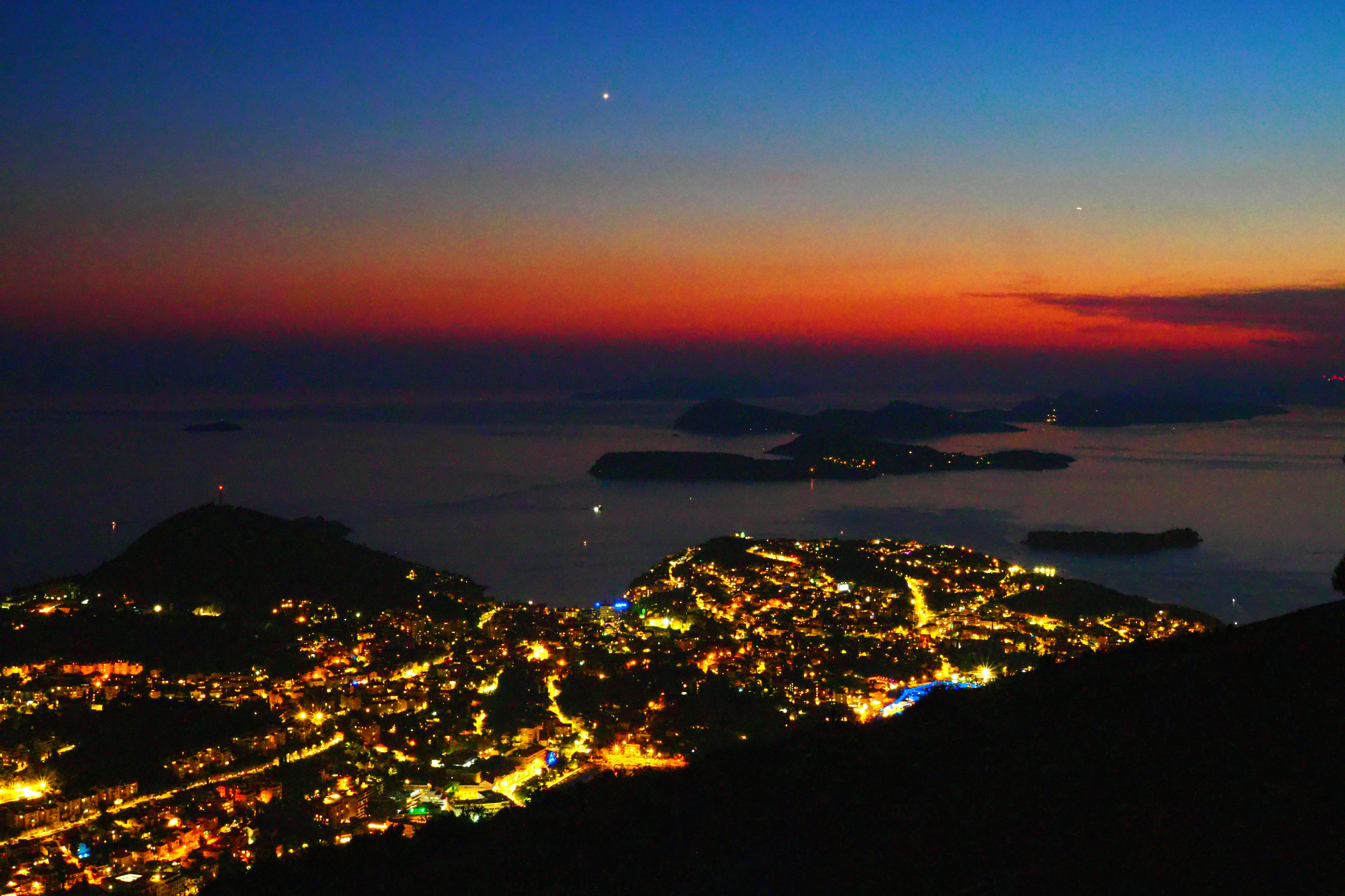 Stupenda vista di una città sul mare al crepuscolo