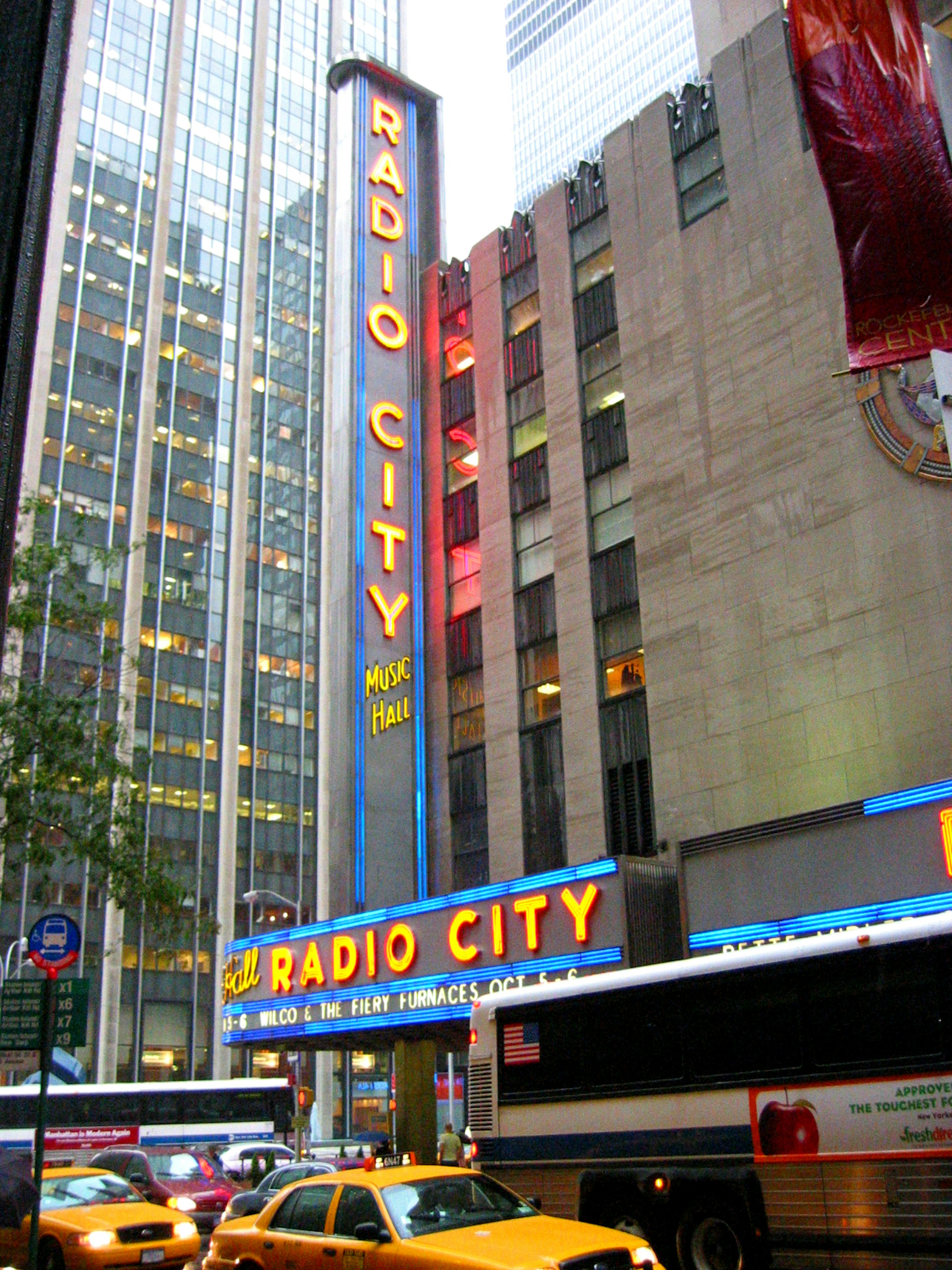 Tanda Radio City yang menyala di jalanan New York