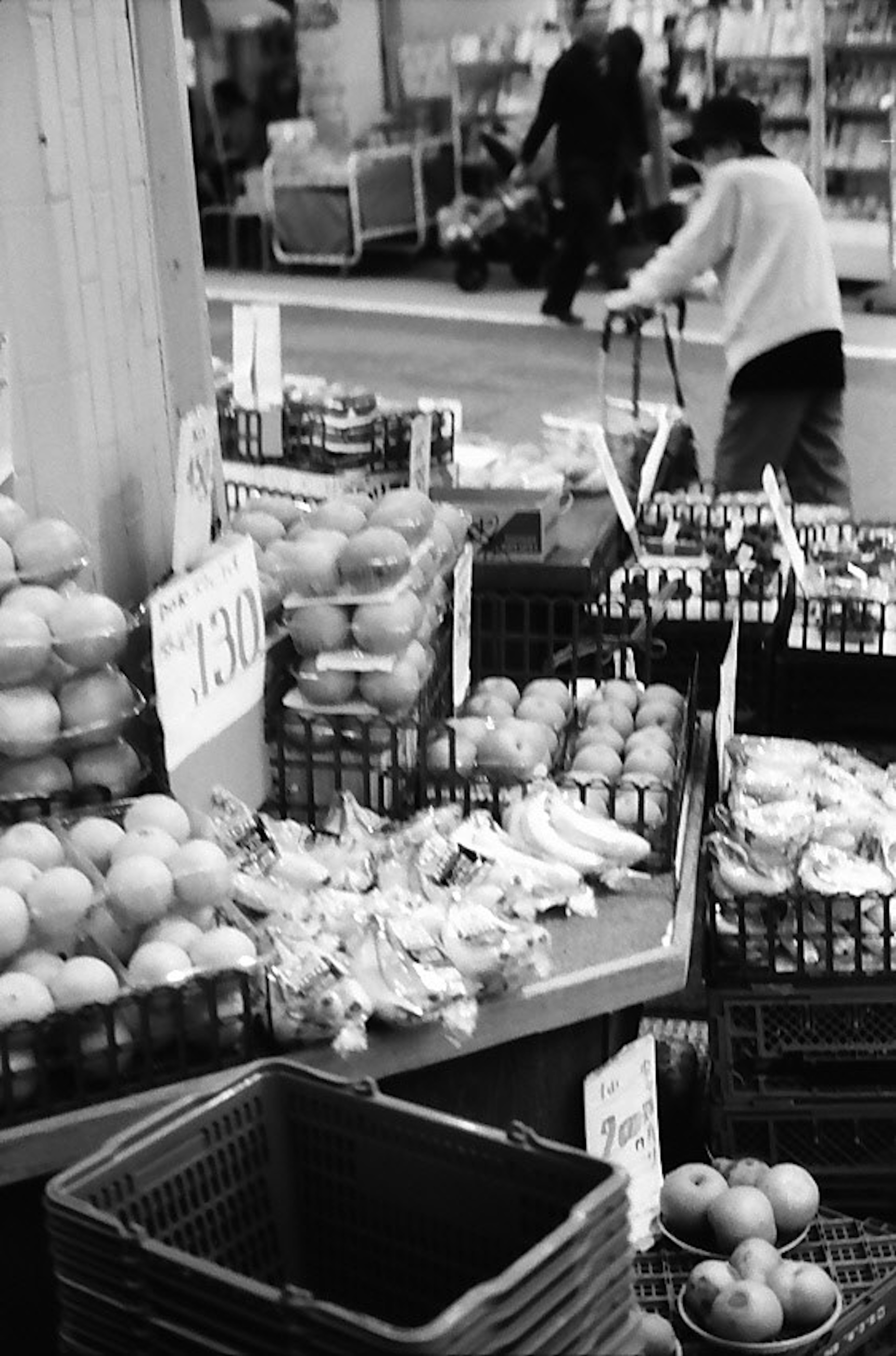 Scène de marché avec des étals de fruits et des sacs de produits