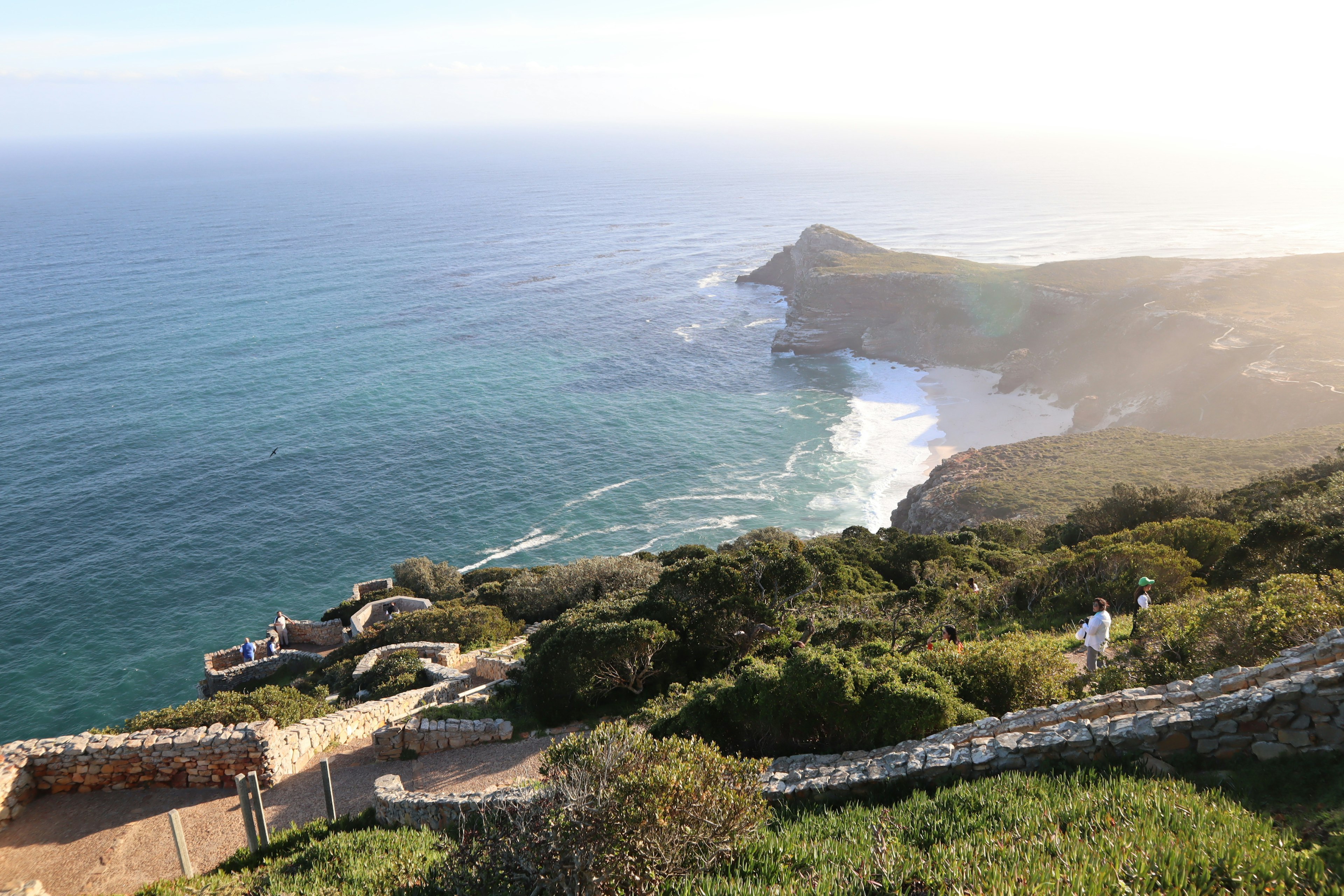 Hermoso paisaje costero con colinas verdes y océano