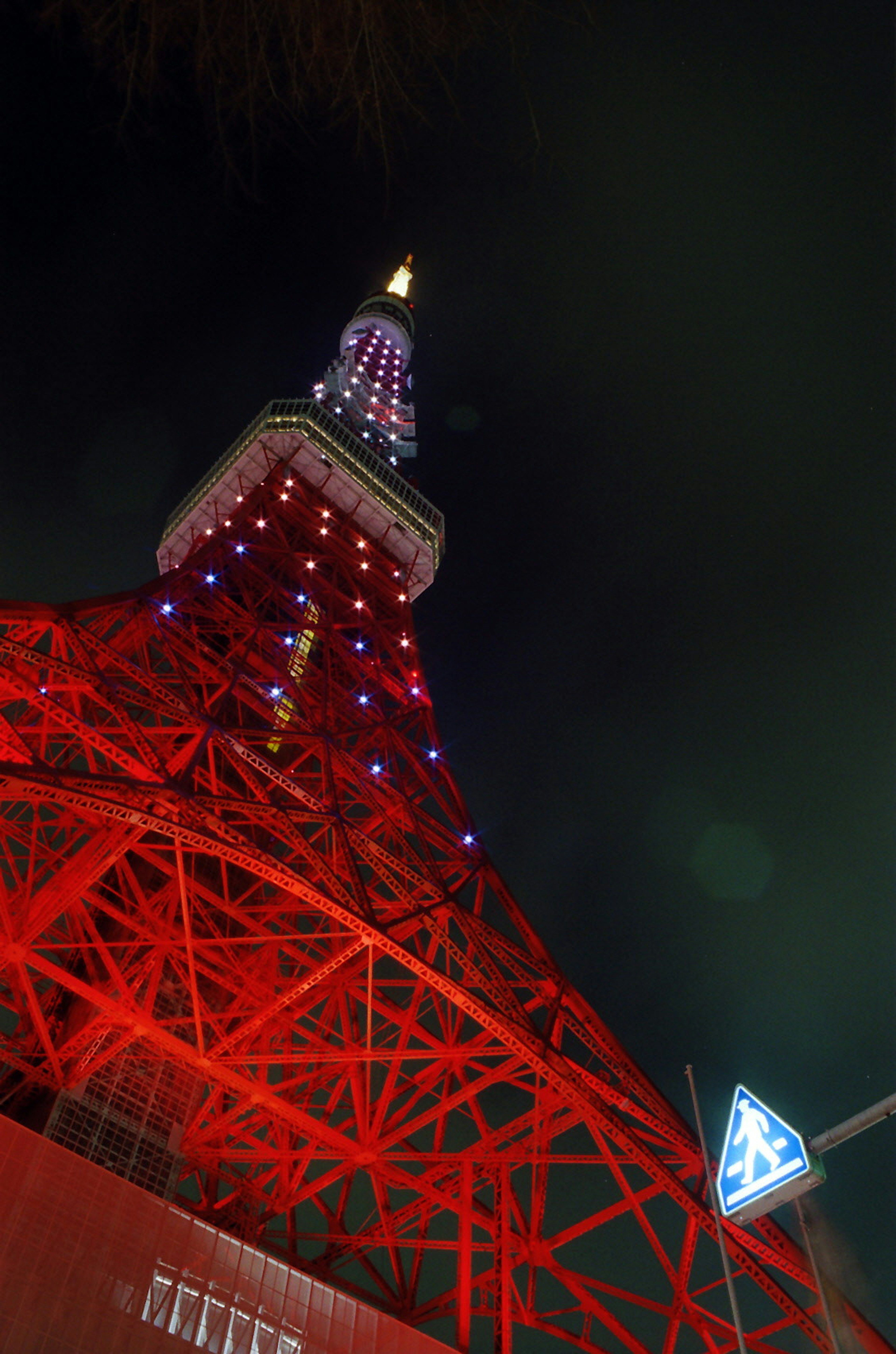 东京塔夜景 红色钢铁结构和照明设计