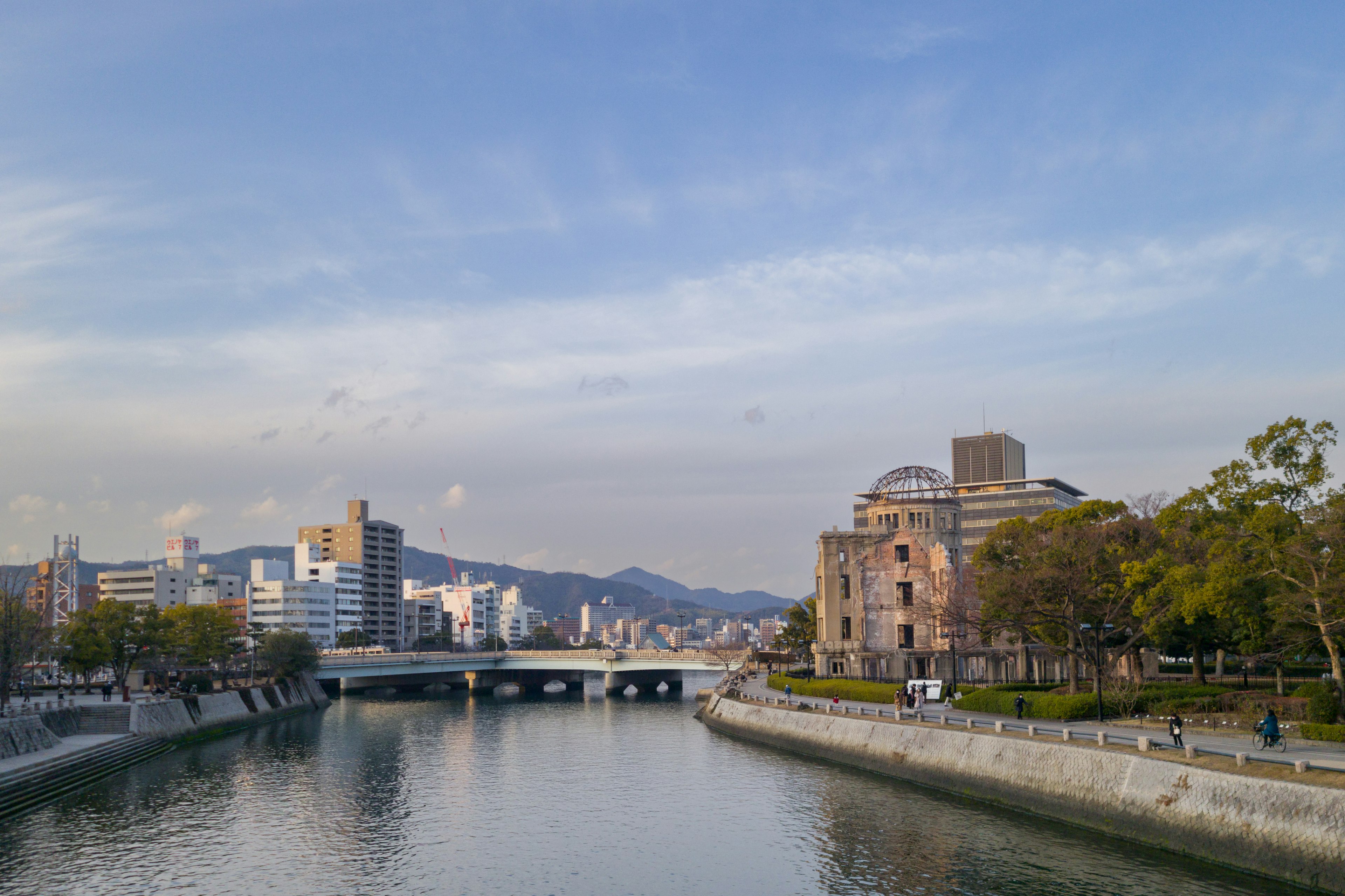 Vista escénica a lo largo del río en Hiroshima con edificios