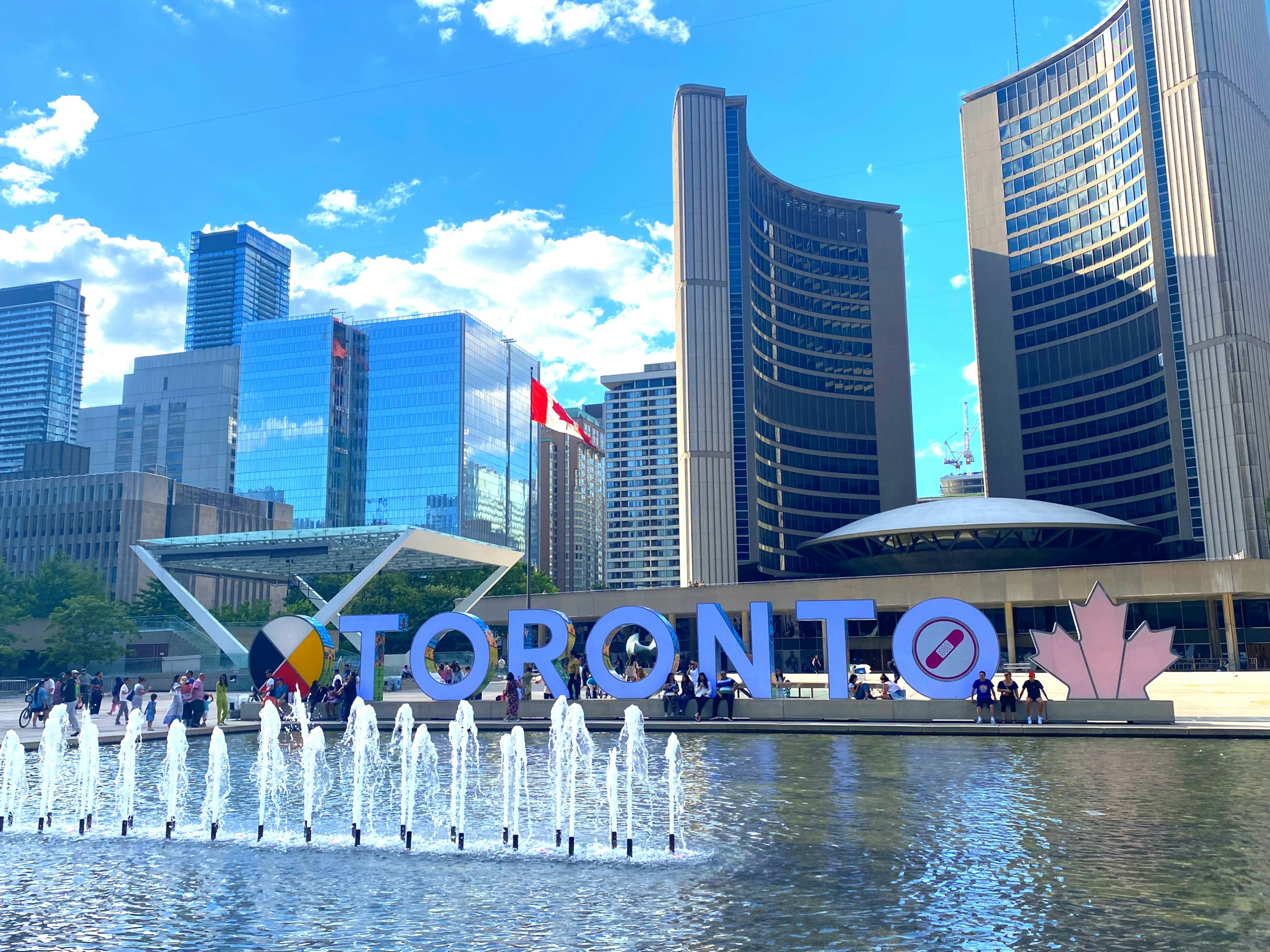 Paesaggio urbano di Toronto con il cartello Toronto e fontane