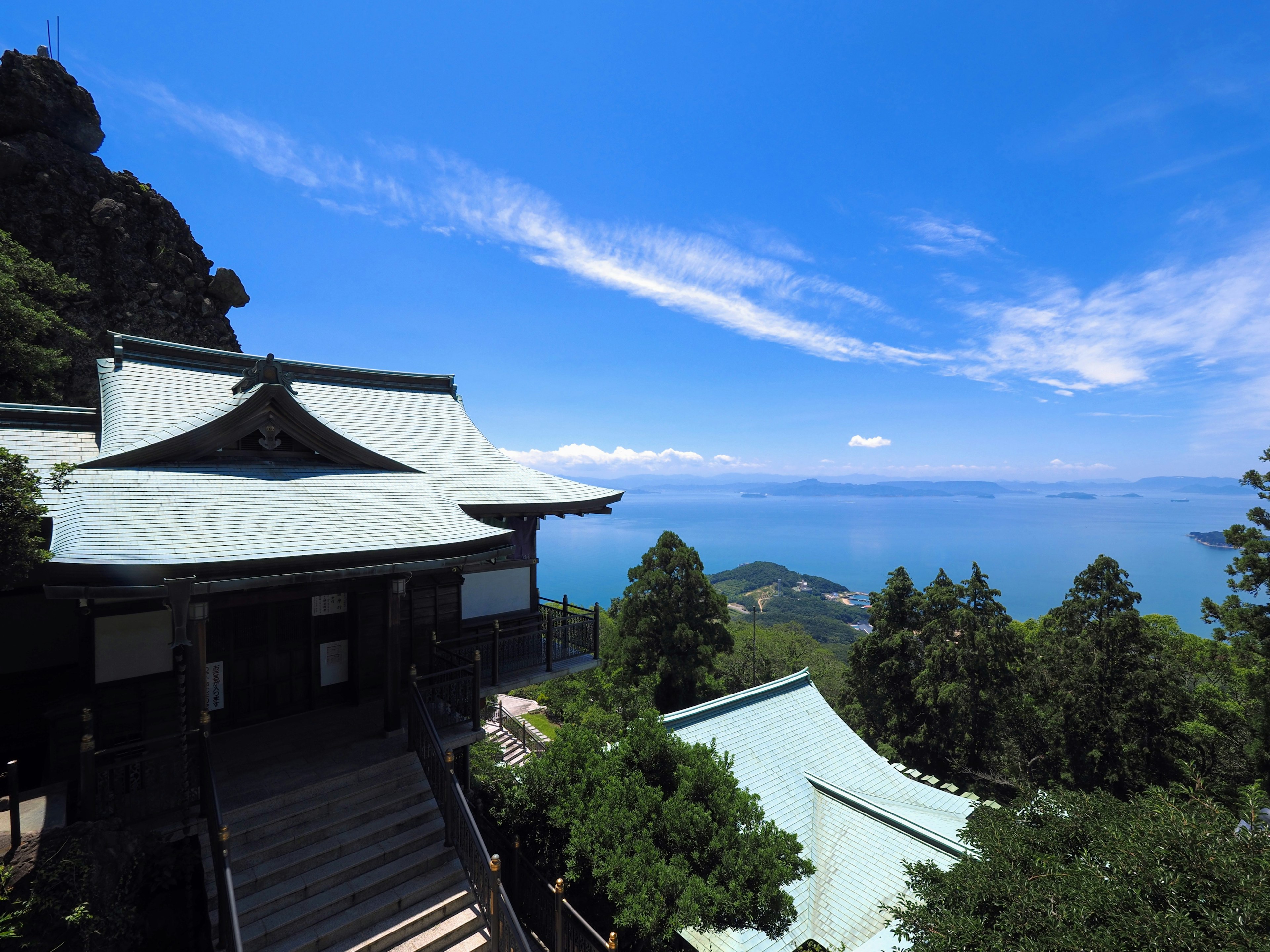 Hermosa vista de un santuario en una montaña con cielo azul