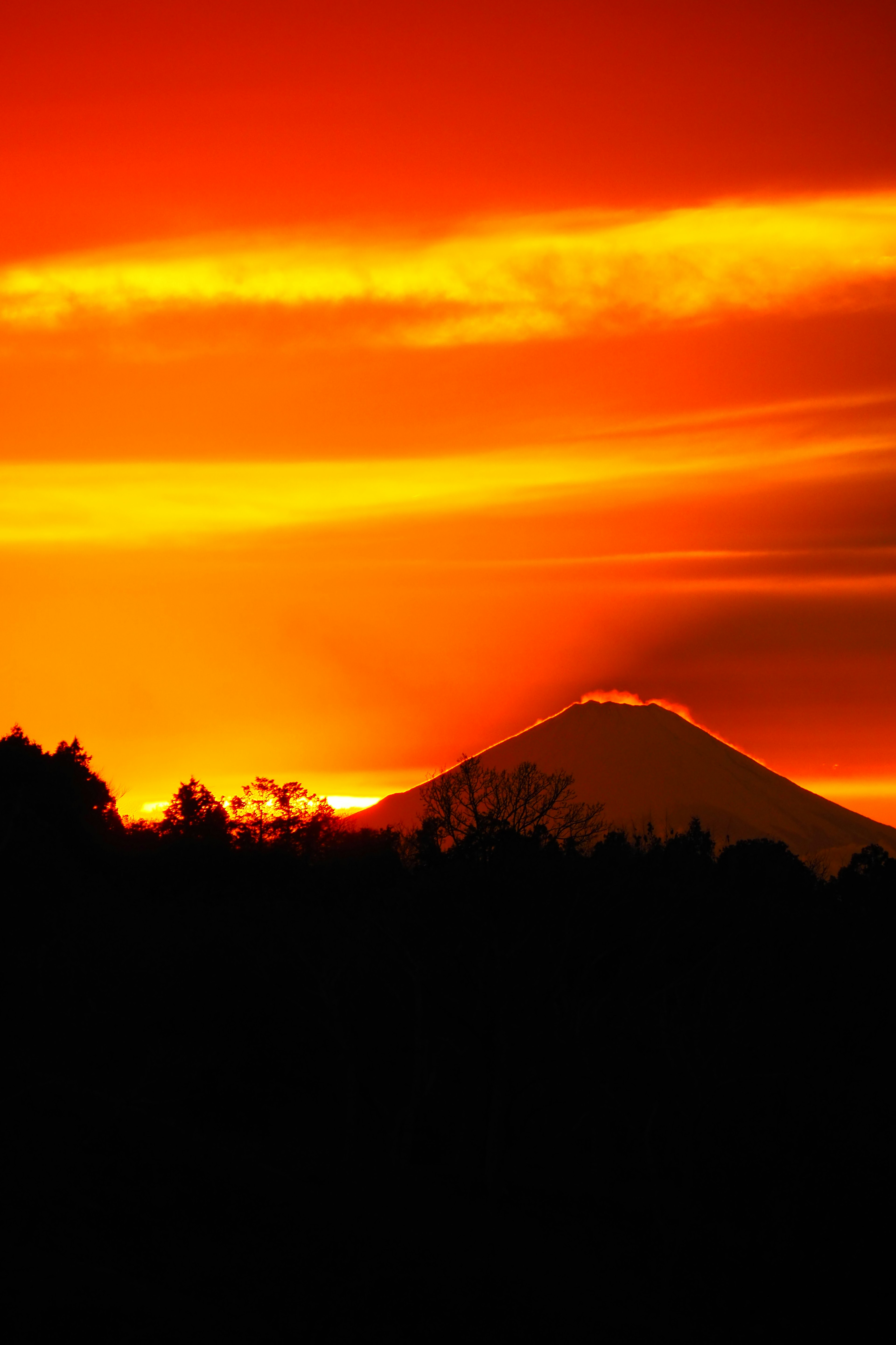 Silhouette eines Berges vor einem lebhaften Sonnenuntergangshimmel