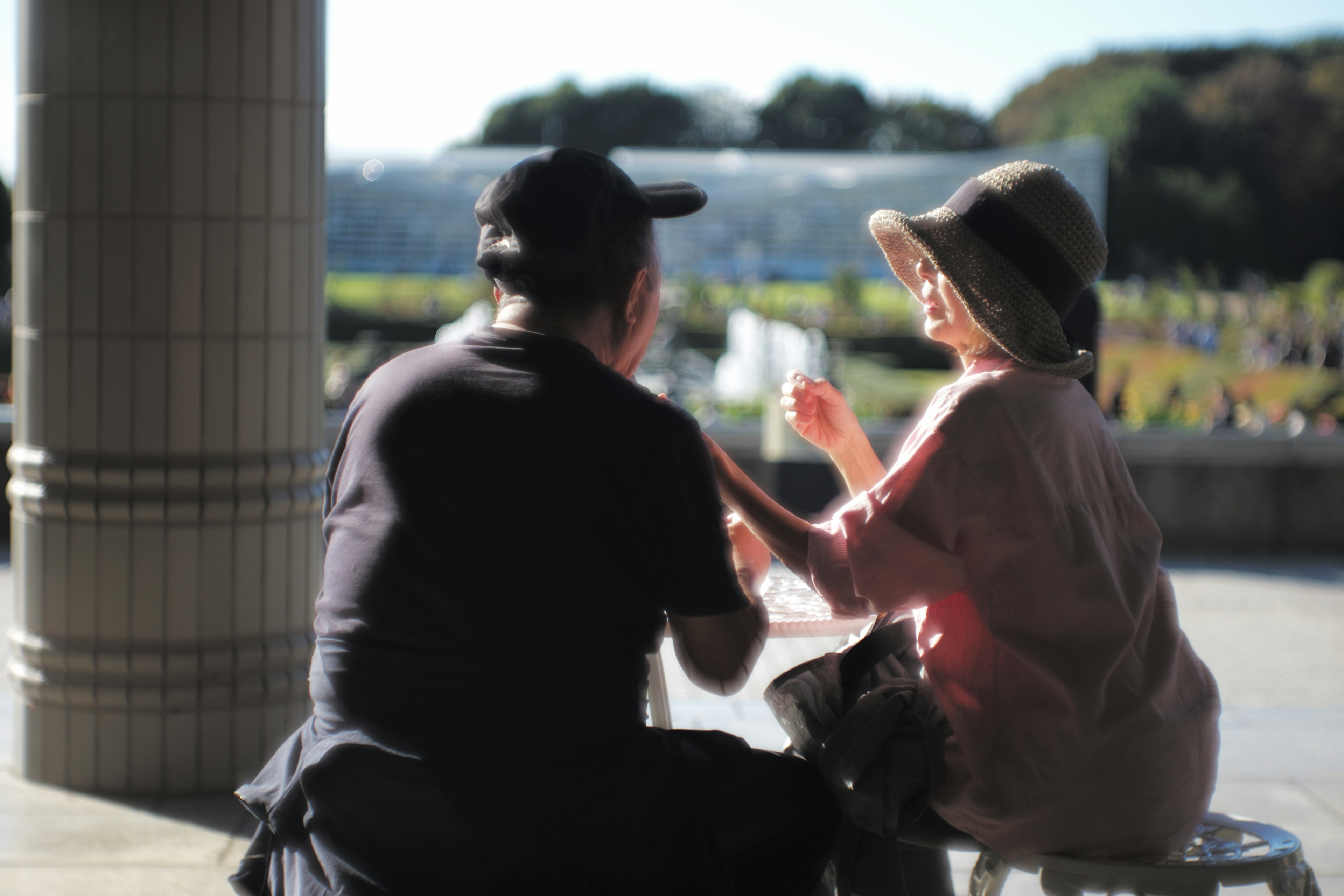 Un couple profitant d'une conversation dans un parc