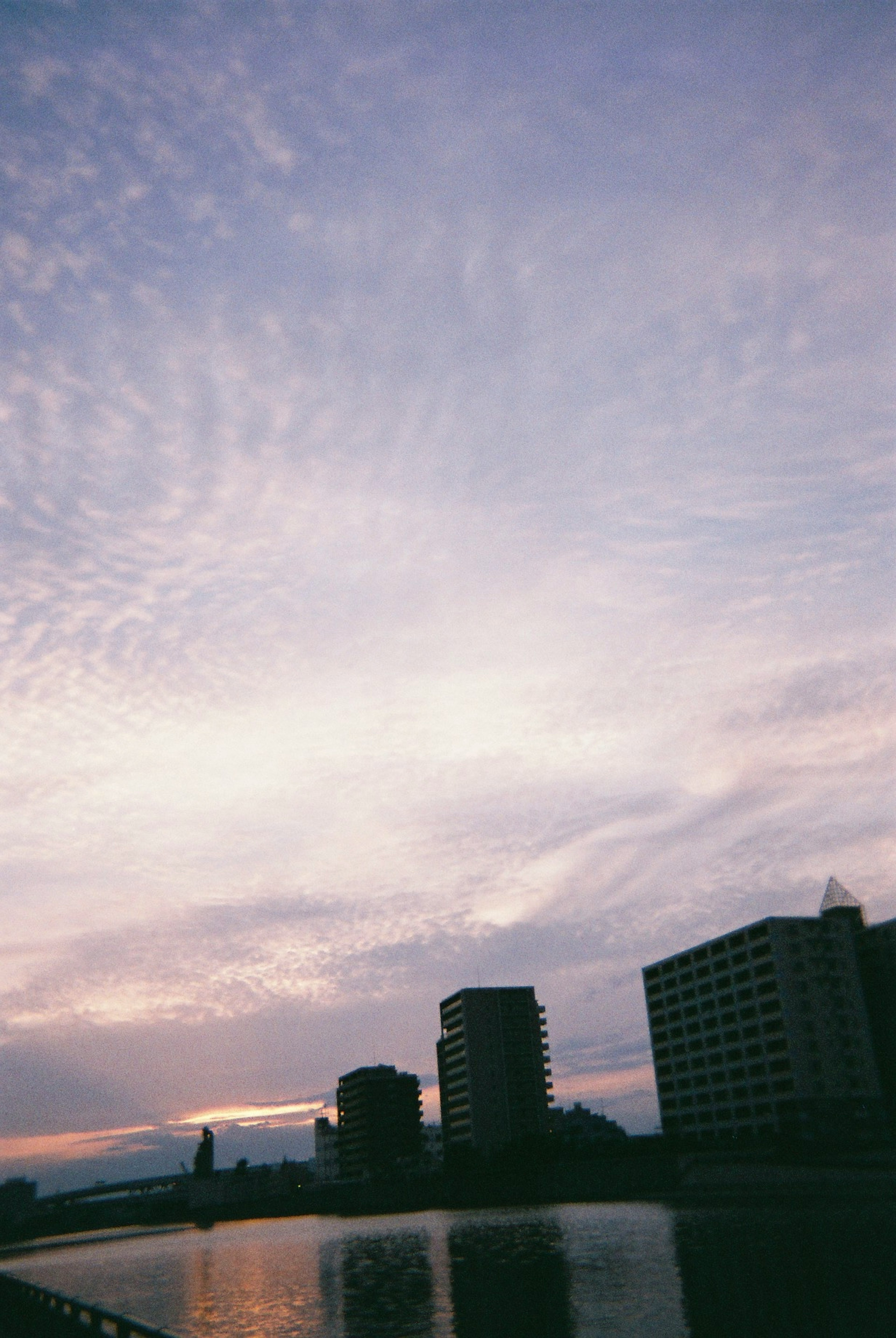 夕暮れの空と建物のシルエットが映る風景