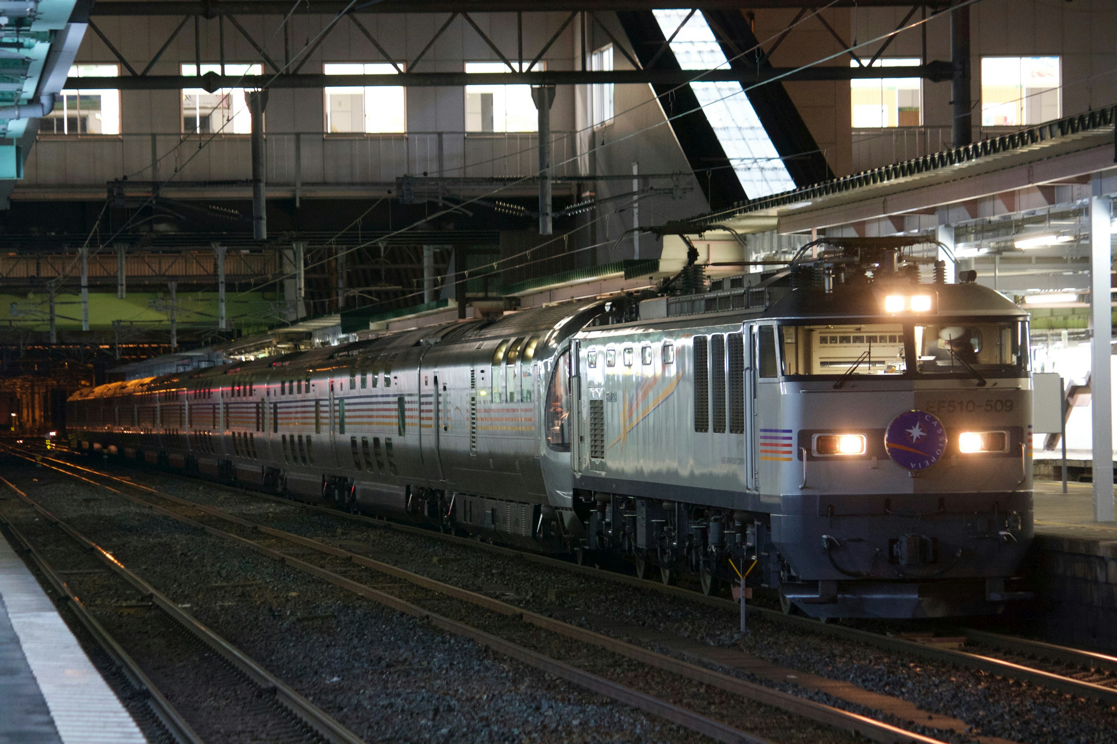 รถไฟจอดที่สถานีพร้อมแพลตฟอร์มที่มีแสงสว่าง