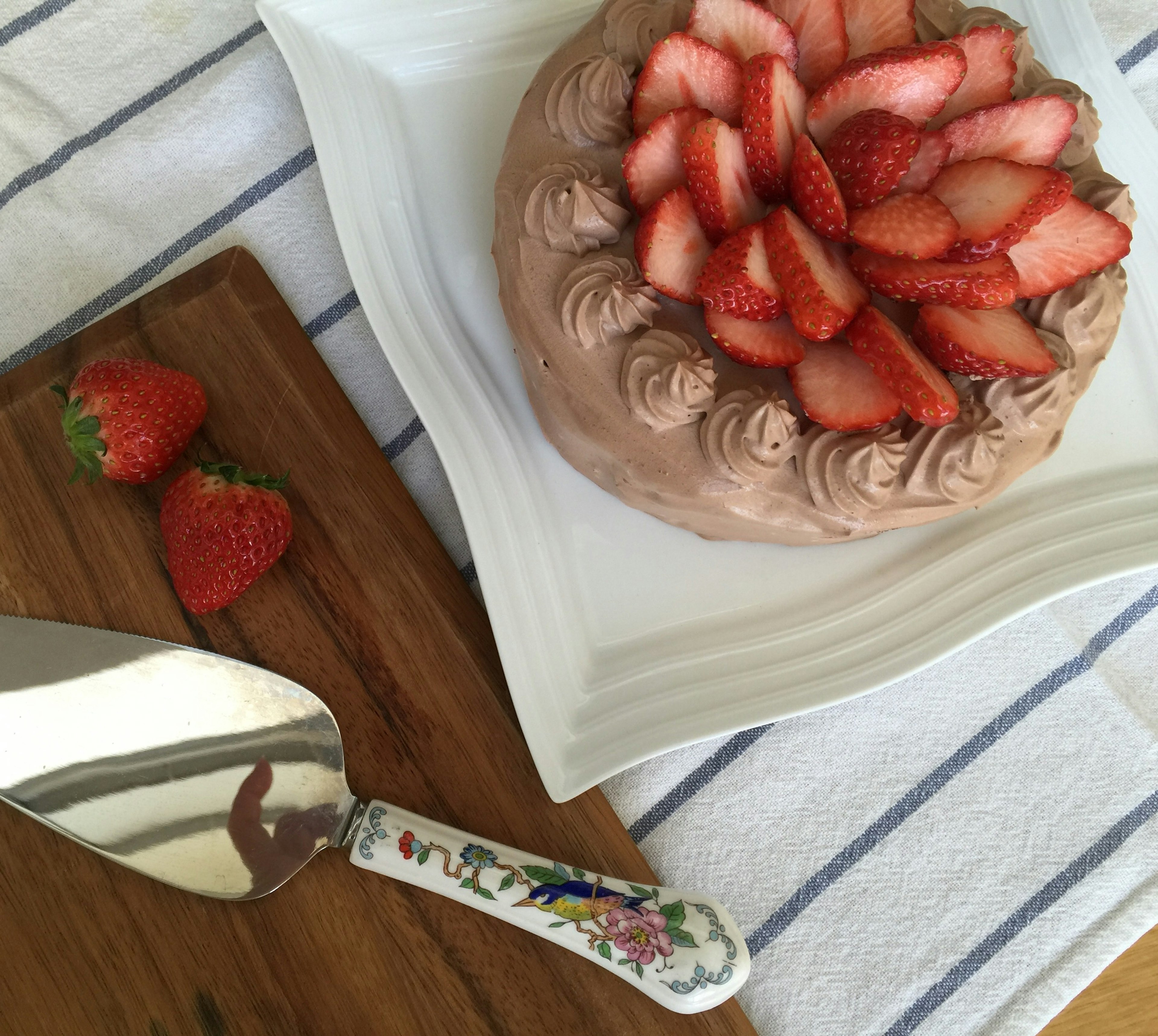 Pastel de chocolate decorado con fresas frescas en un plato blanco