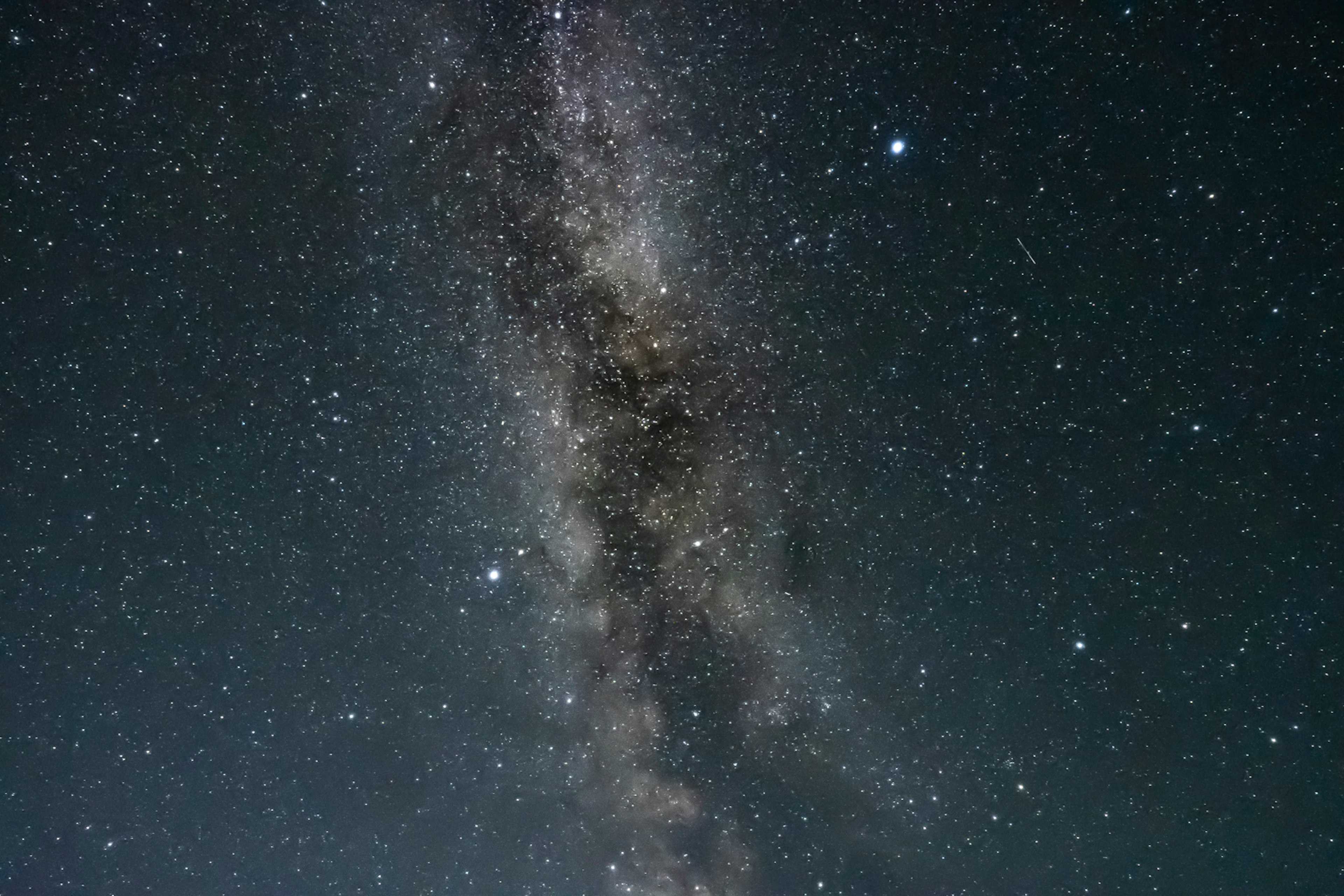 星空の中に広がる天の川の美しい景色