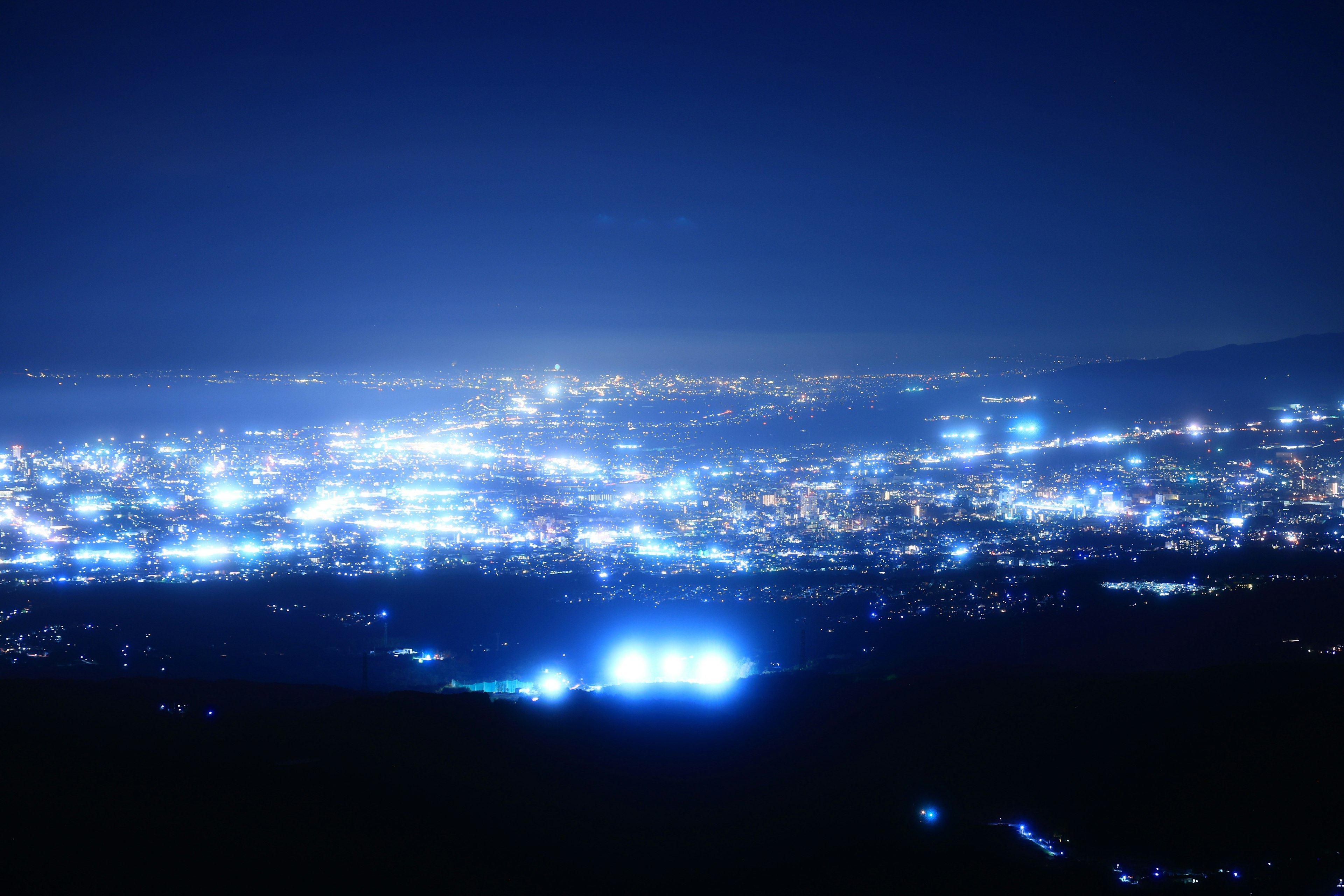 Atemberaubende Aussicht auf die Stadtlichter, die nachts leuchten