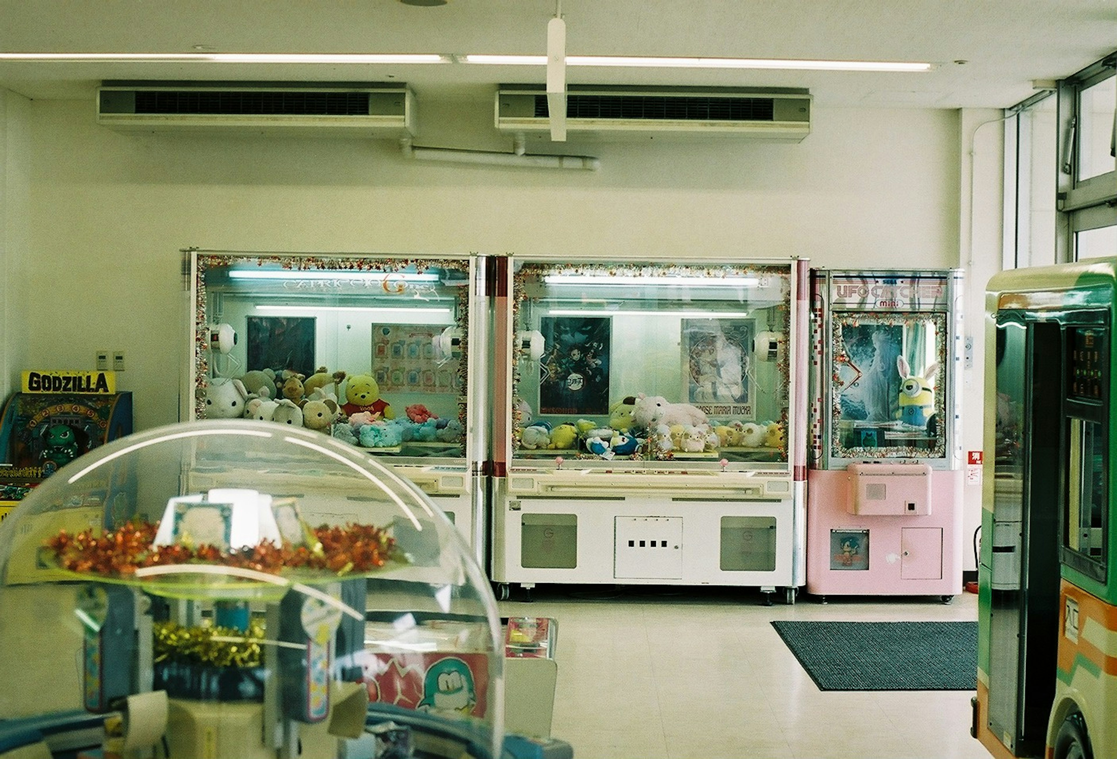 クレーンゲームが並ぶ明るい室内の風景