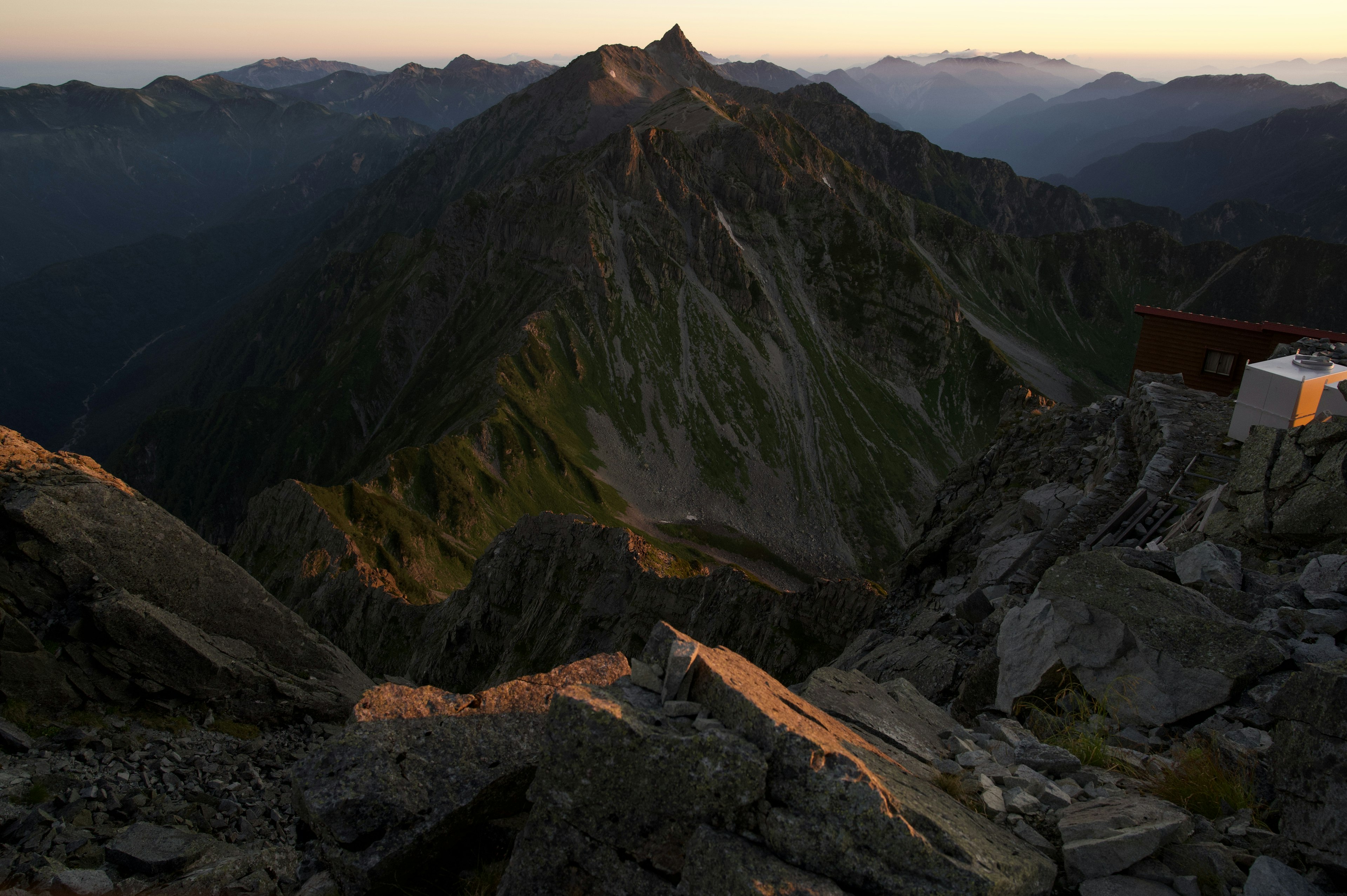 Paysage montagneux impressionnant au coucher du soleil avec un terrain rocheux