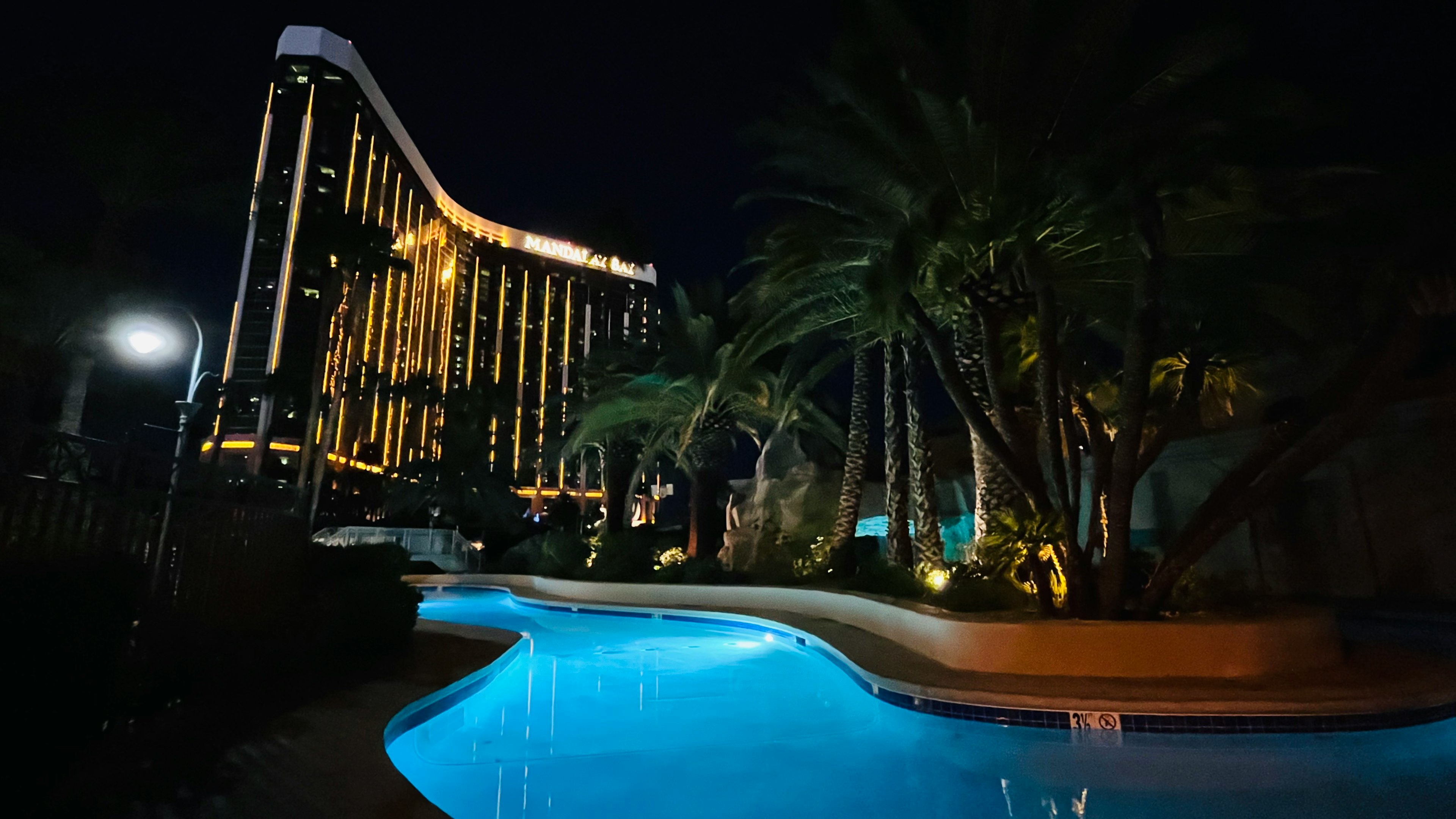 Belle vue d'une piscine et d'un hôtel en hauteur la nuit