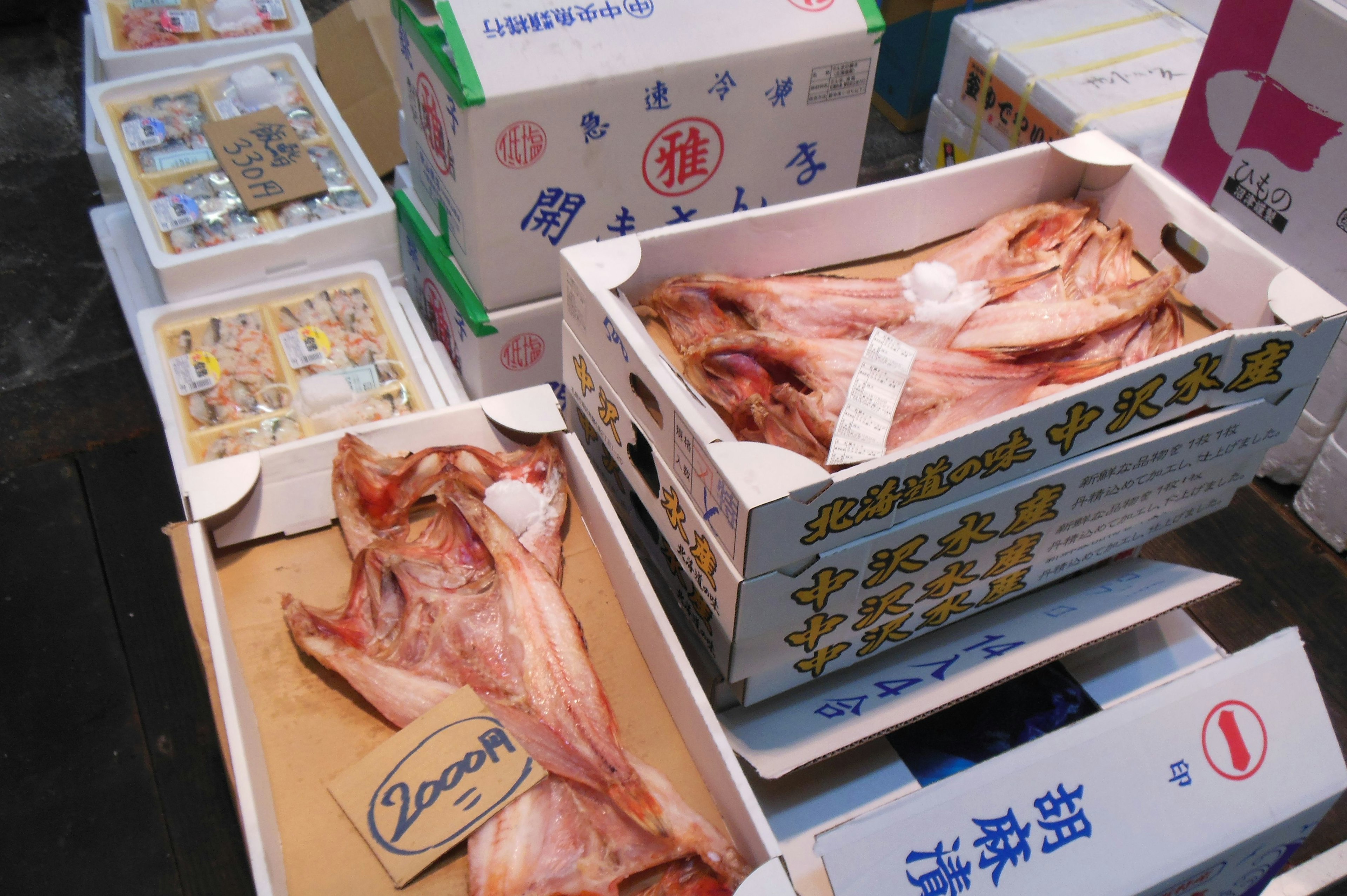 Affichage de boîtes de poisson séché dans un marché