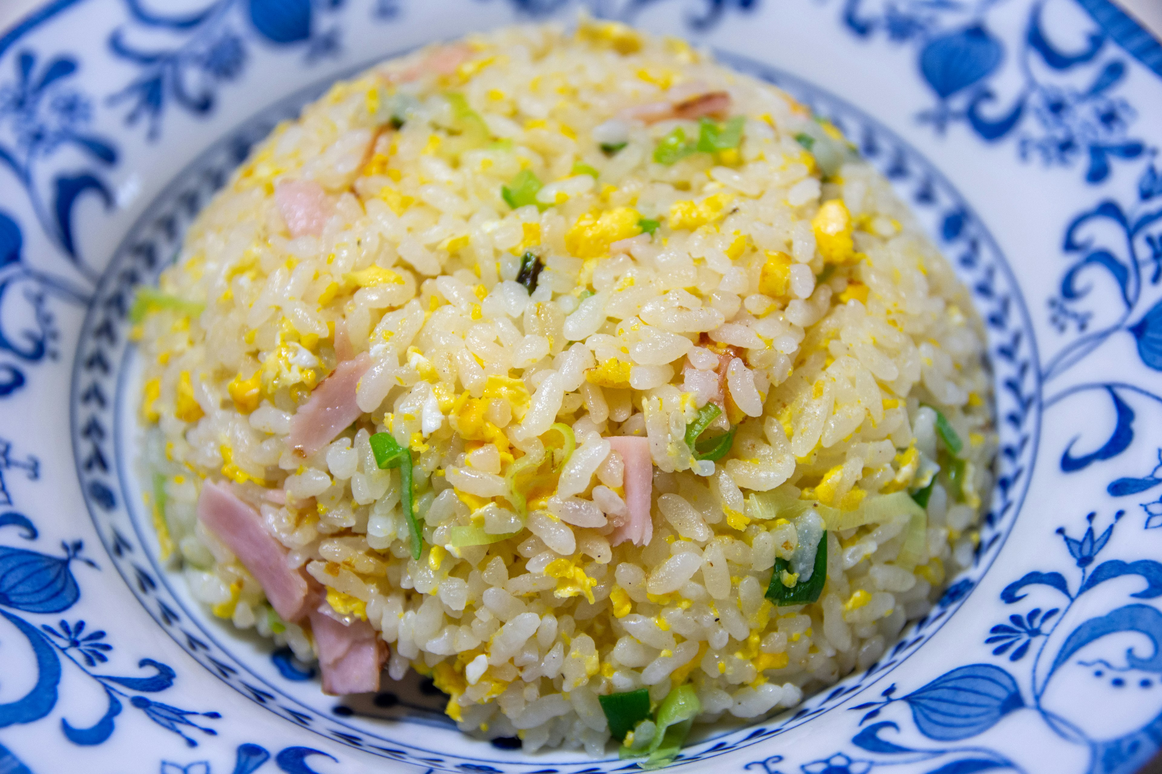 Arroz frito colorido servido en un hermoso plato azul