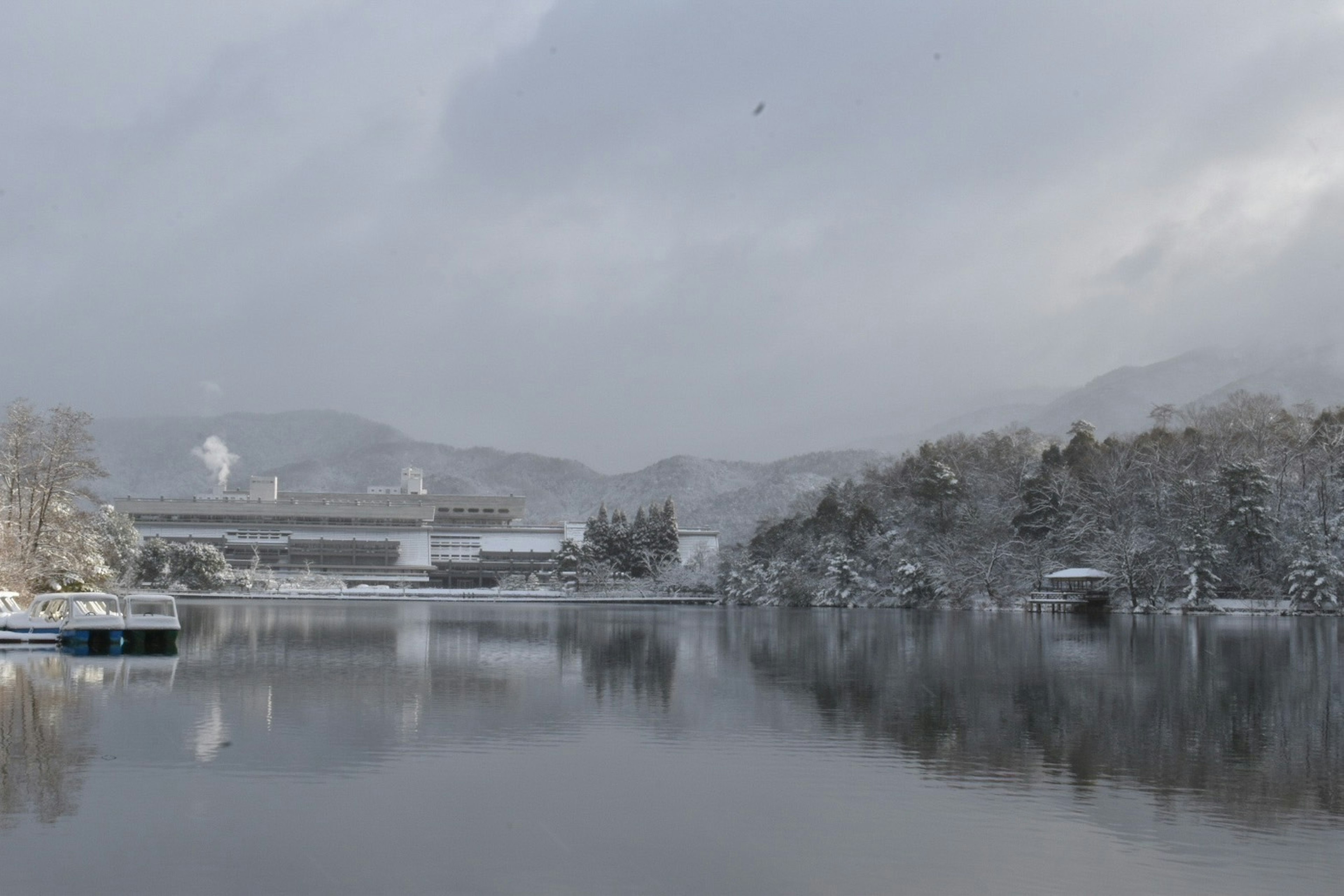 雪に覆われた湖と山々の景色