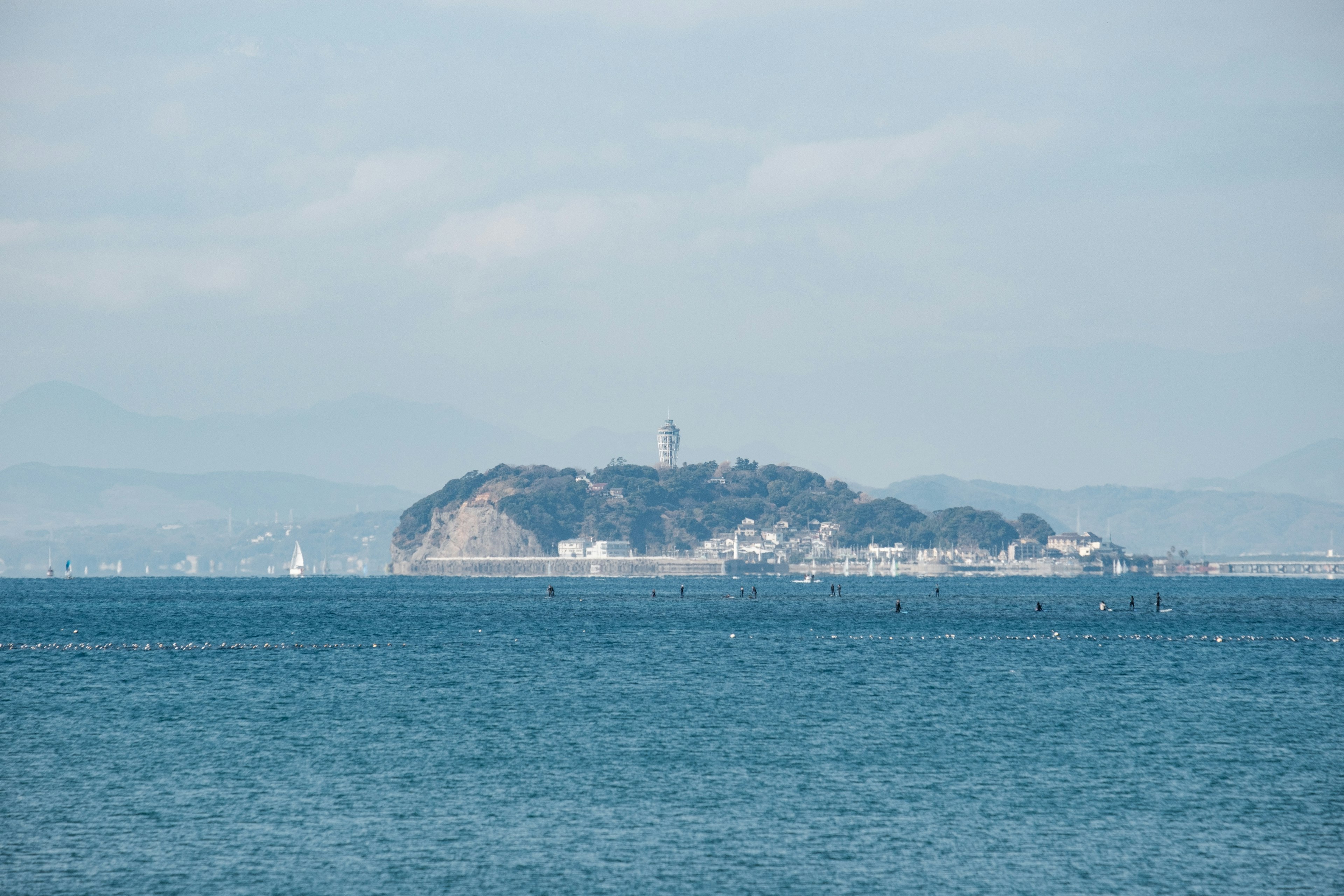 Vue d'une île avec un phare dans l'océan