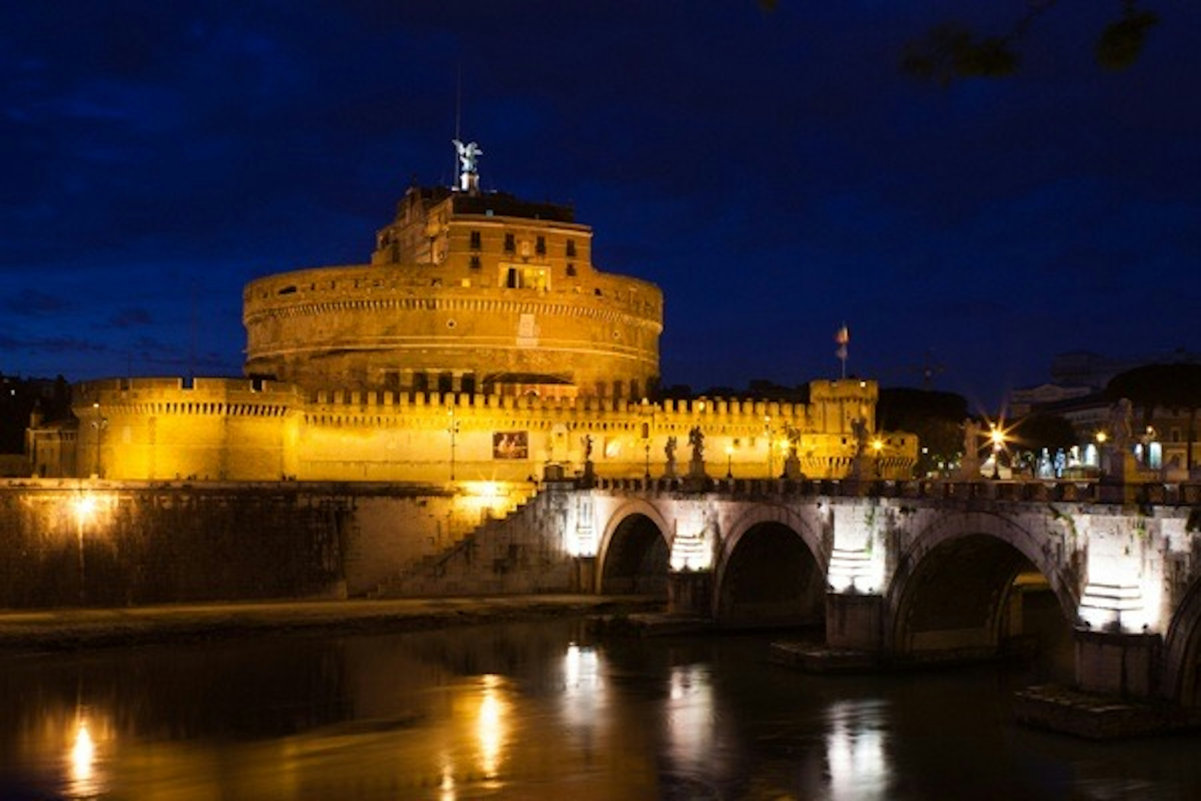 Vue nocturne du Castel Sant'Angelo et de son pont illuminé