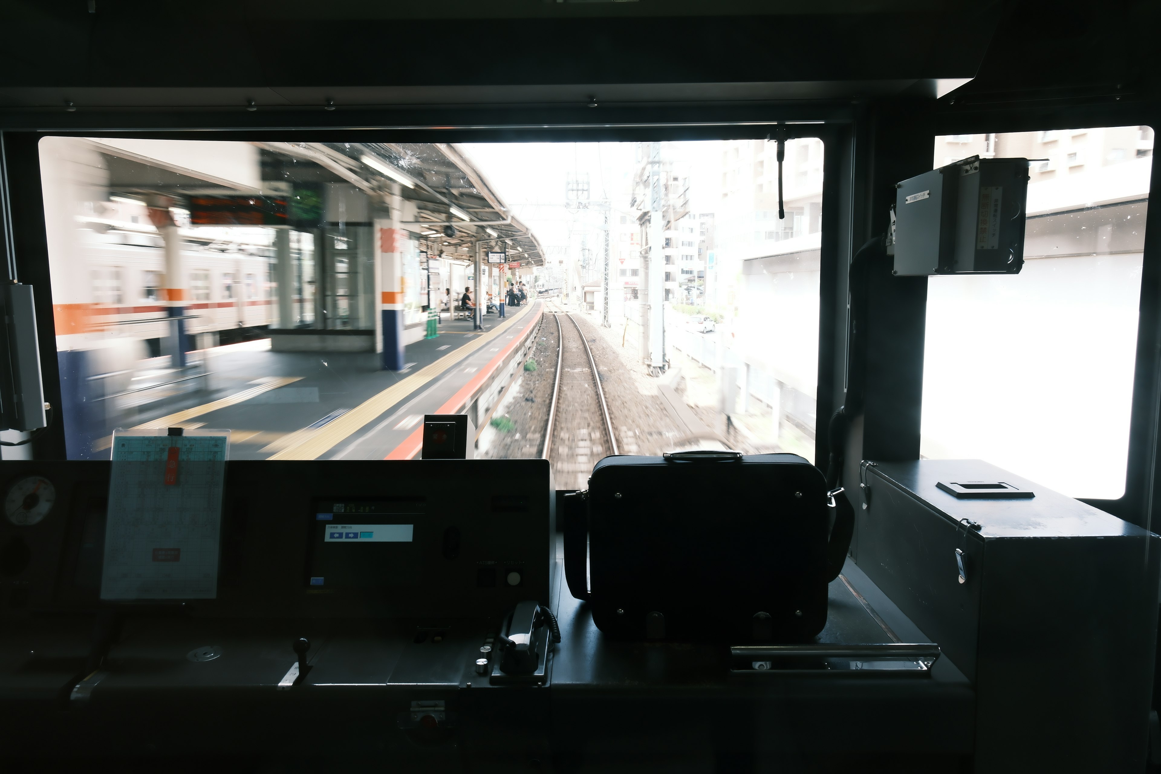 Pemandangan dari kabin pengemudi kereta yang menunjukkan rel dan stasiun