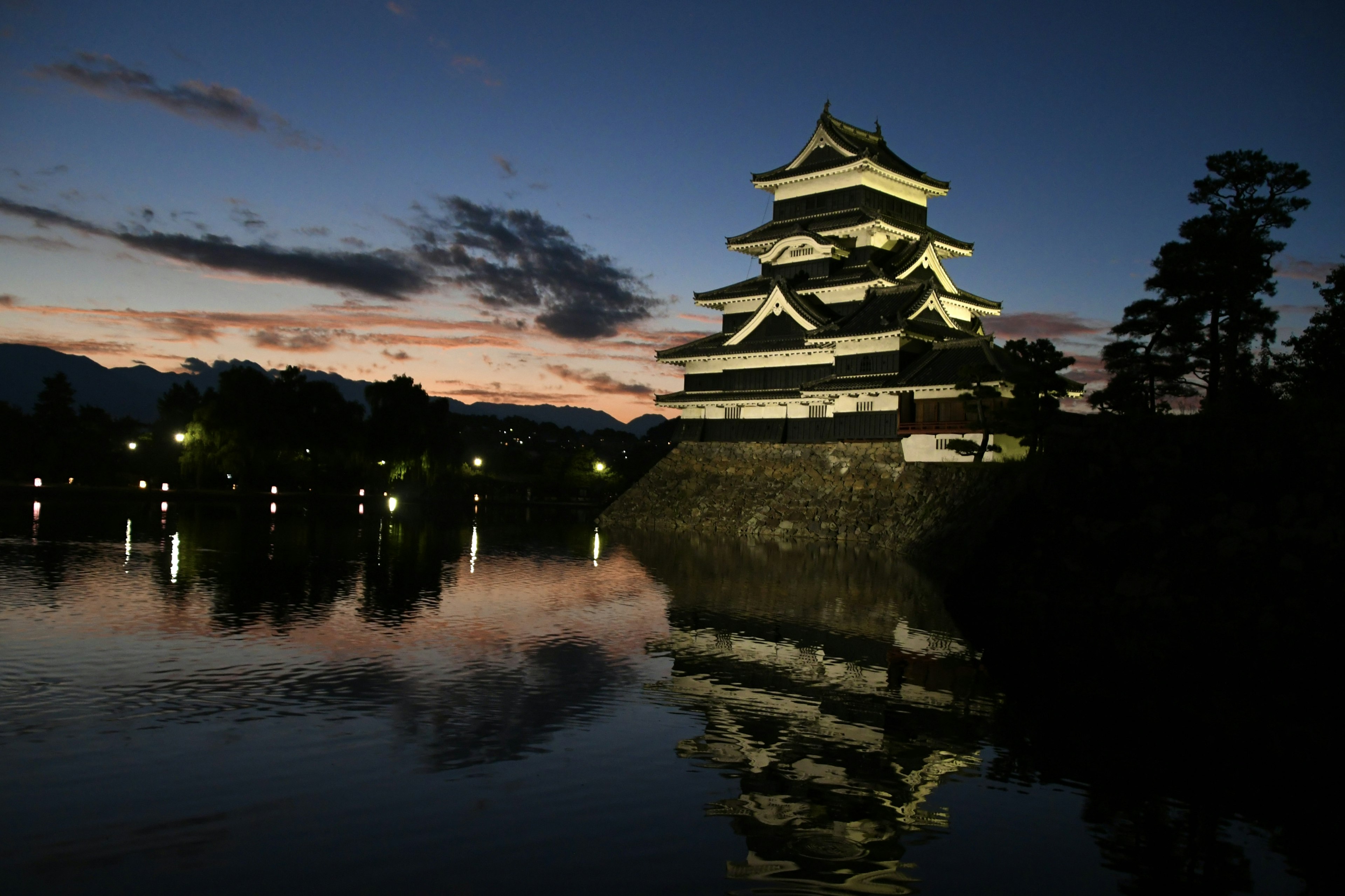 Schöne Reflexion des Matsumoto-Schlosses bei Nacht