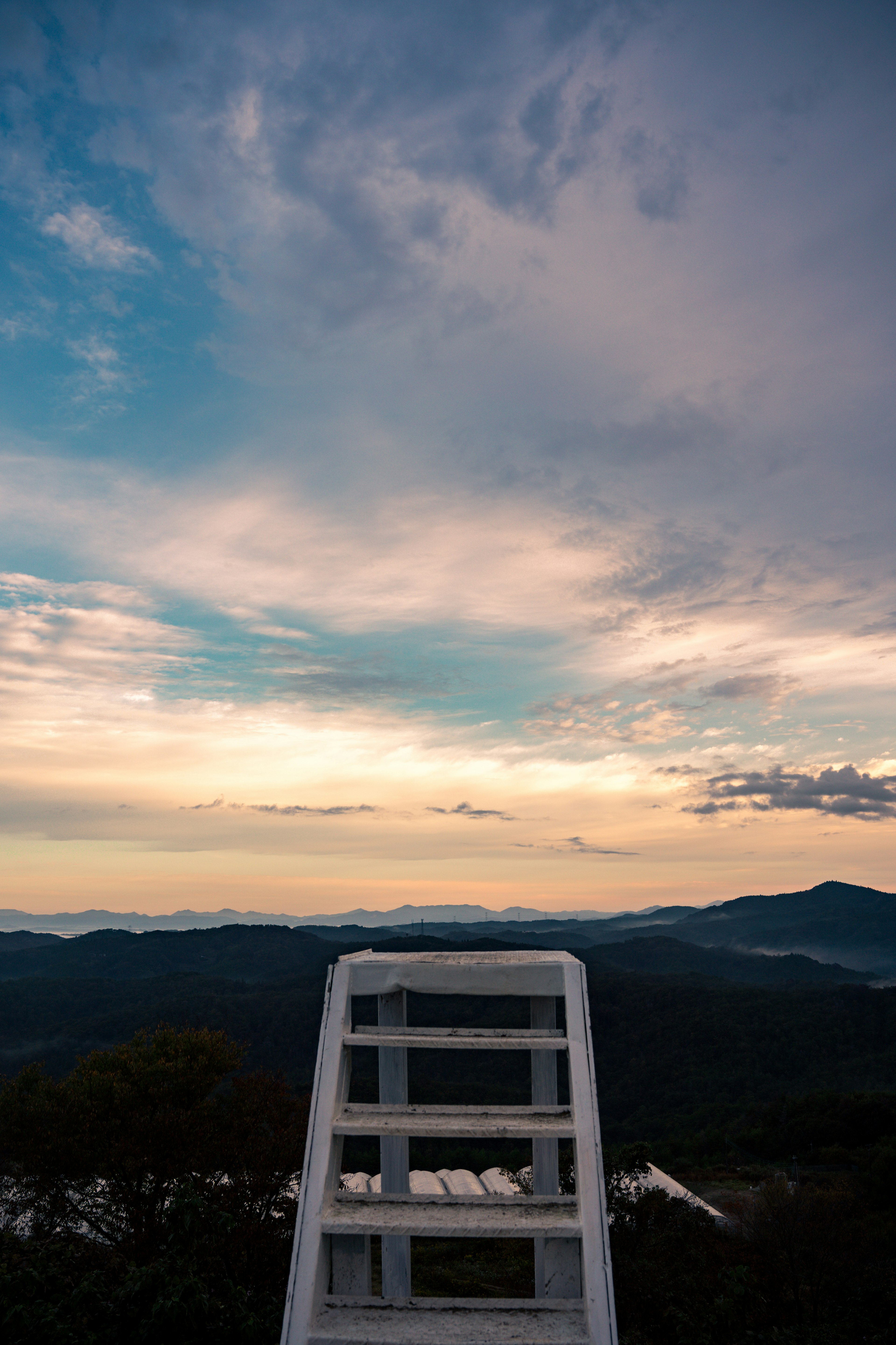 白い梯子と美しい夕焼けの風景