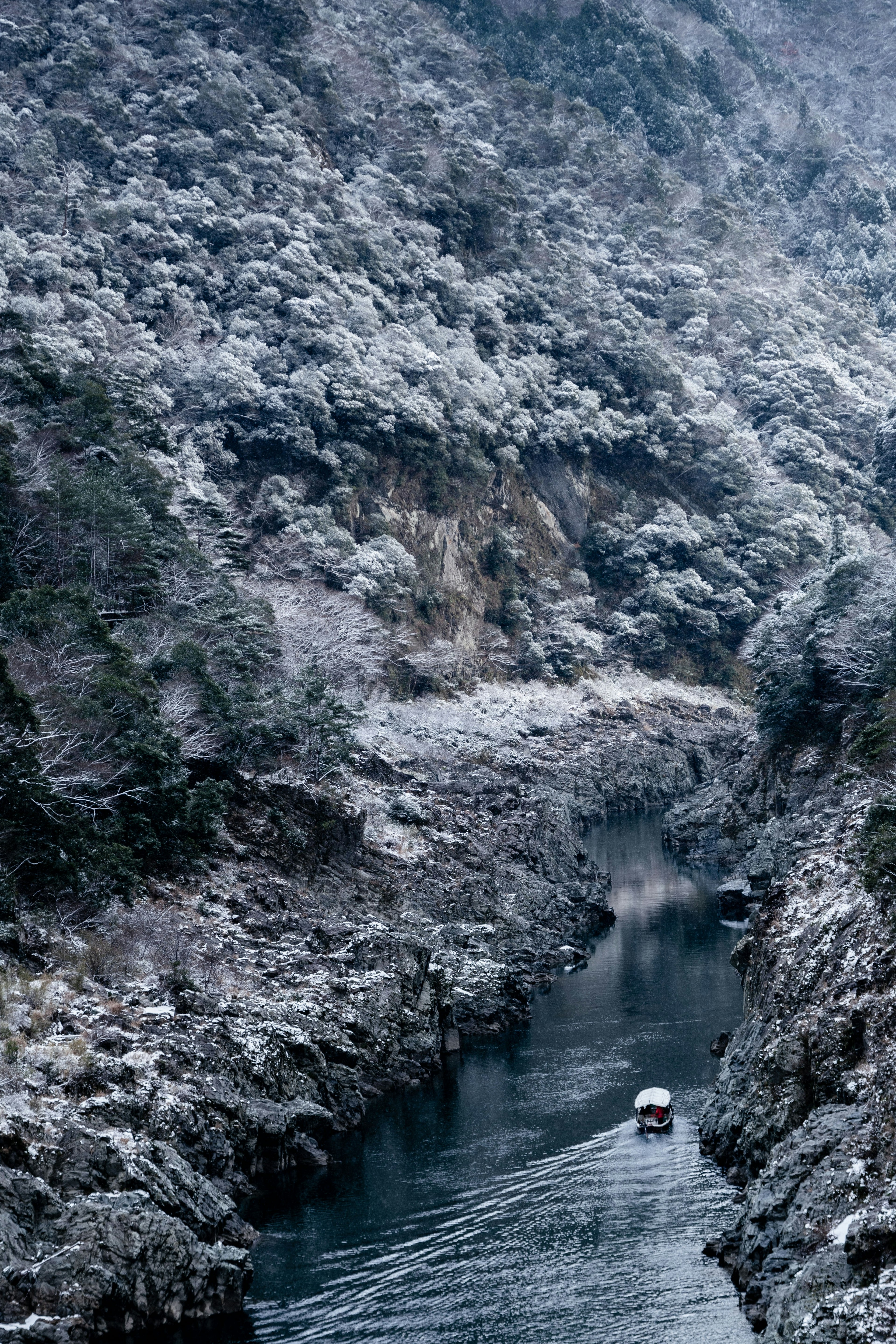 눈 덮인 산과 고요한 강의 풍경