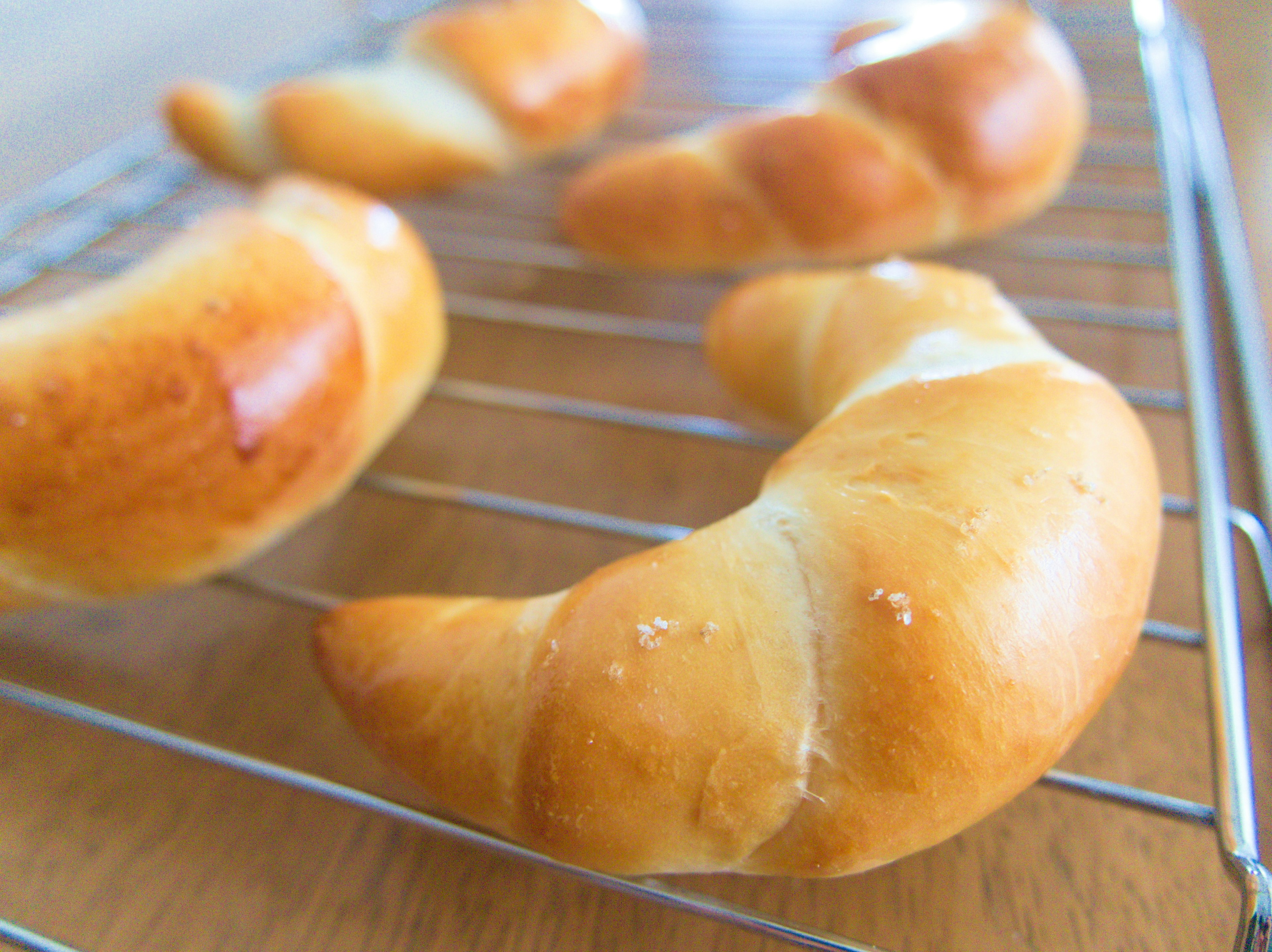 Croissant appena sfornati che brillano d'oro