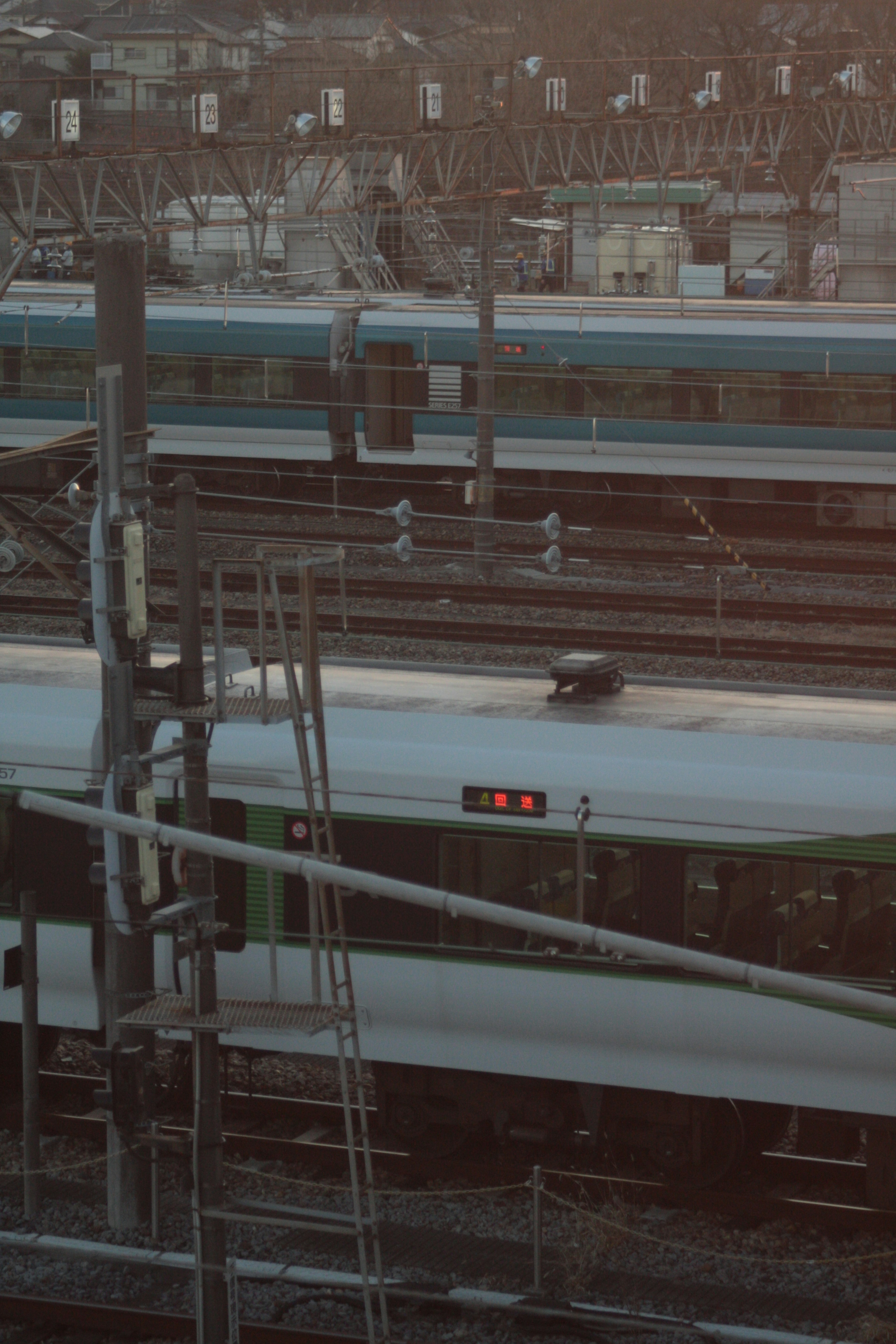 Vías de tren con trenes en movimiento