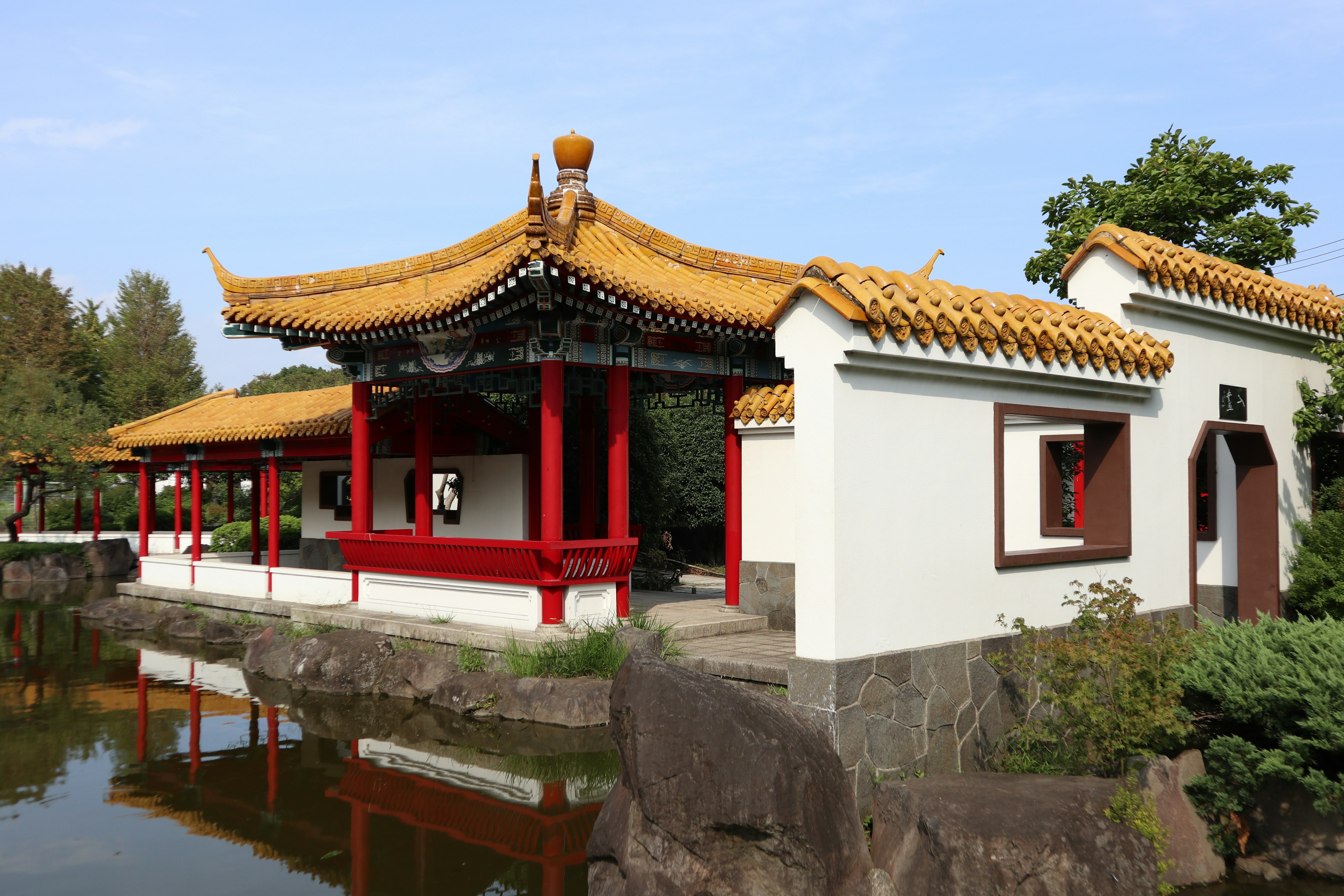 Bâtiment de style chinois magnifique situé au bord d'un étang