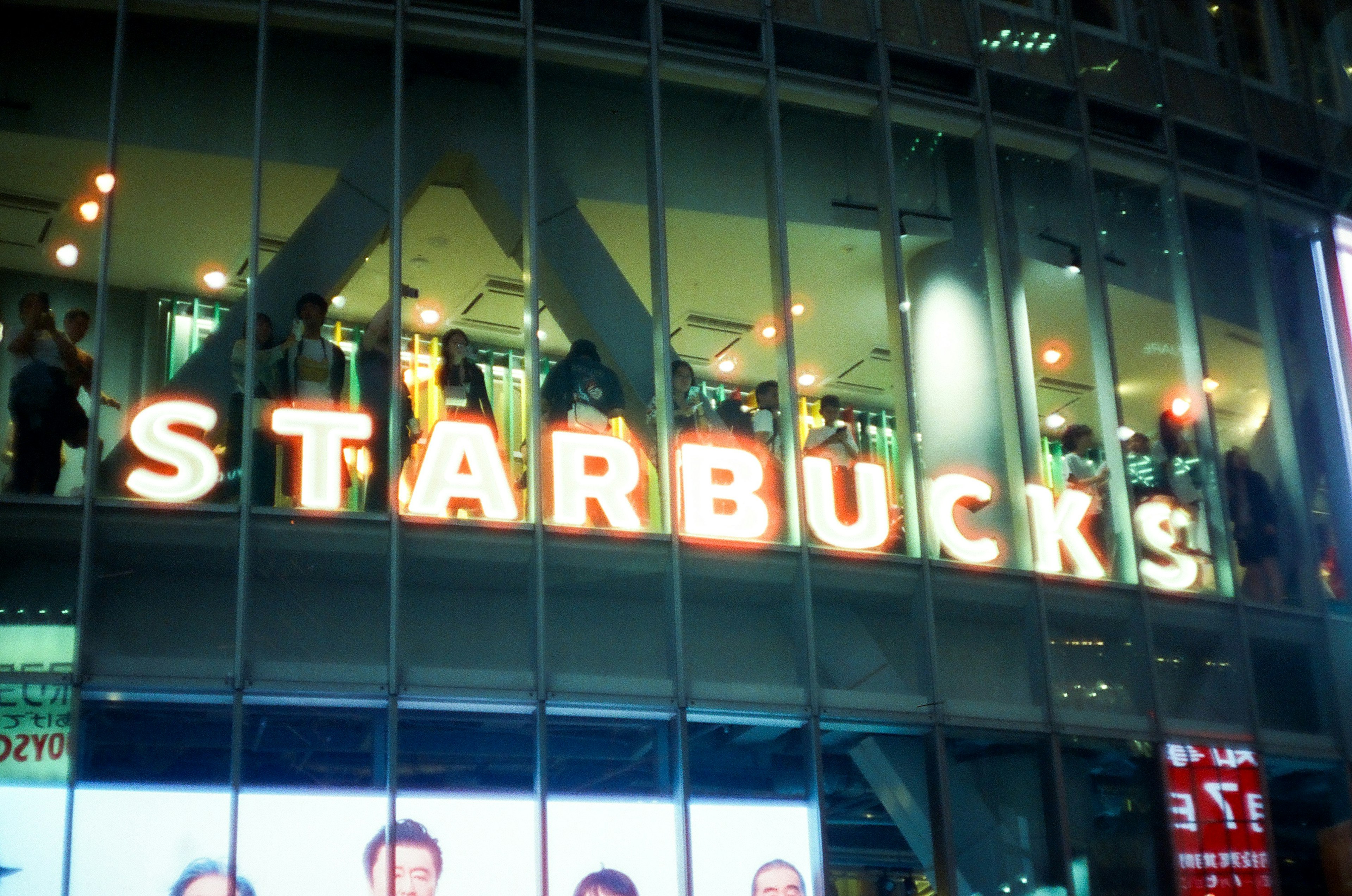 Vista notturna di Starbucks con interno visibile