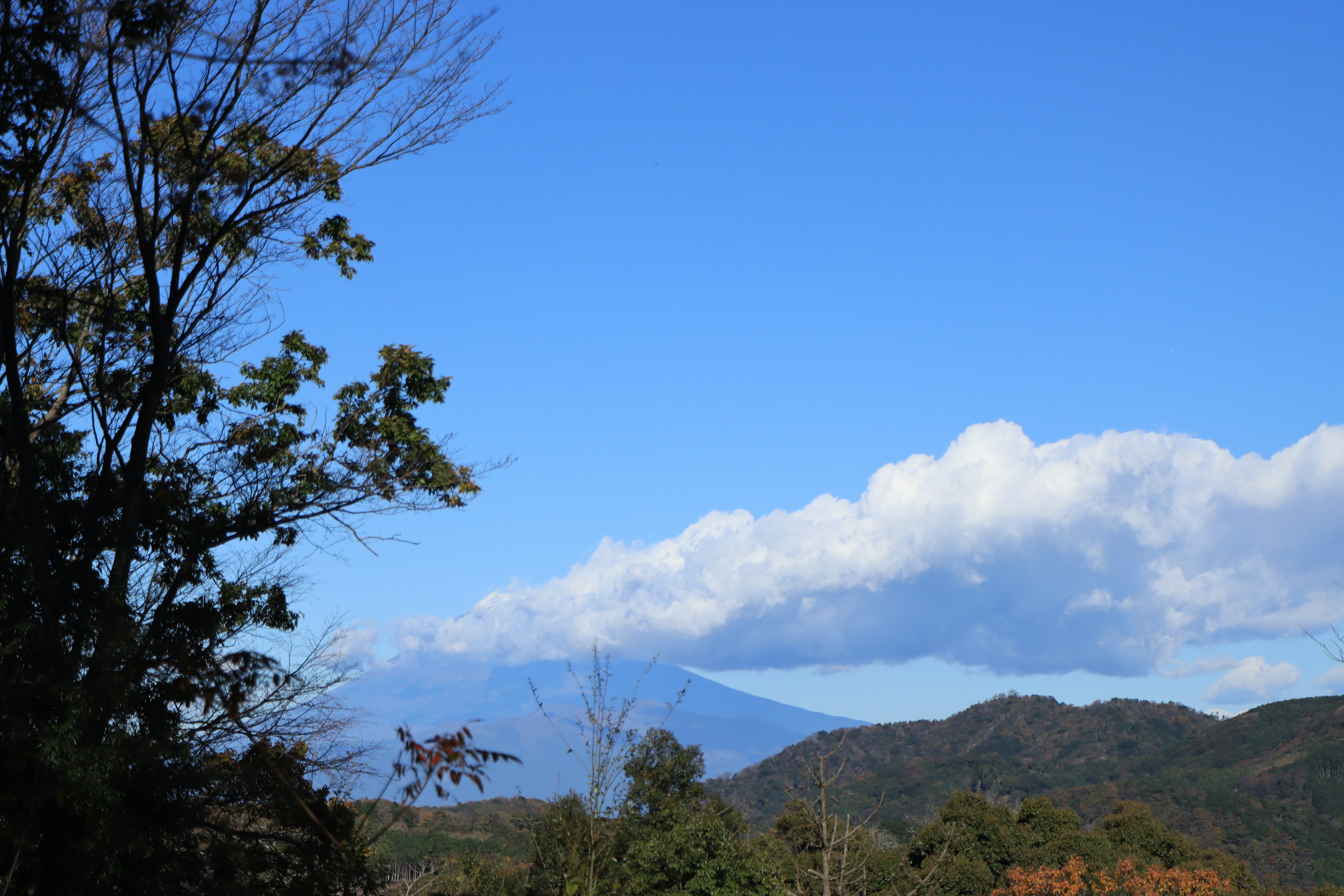 Paesaggio montano con cielo blu e nuvole