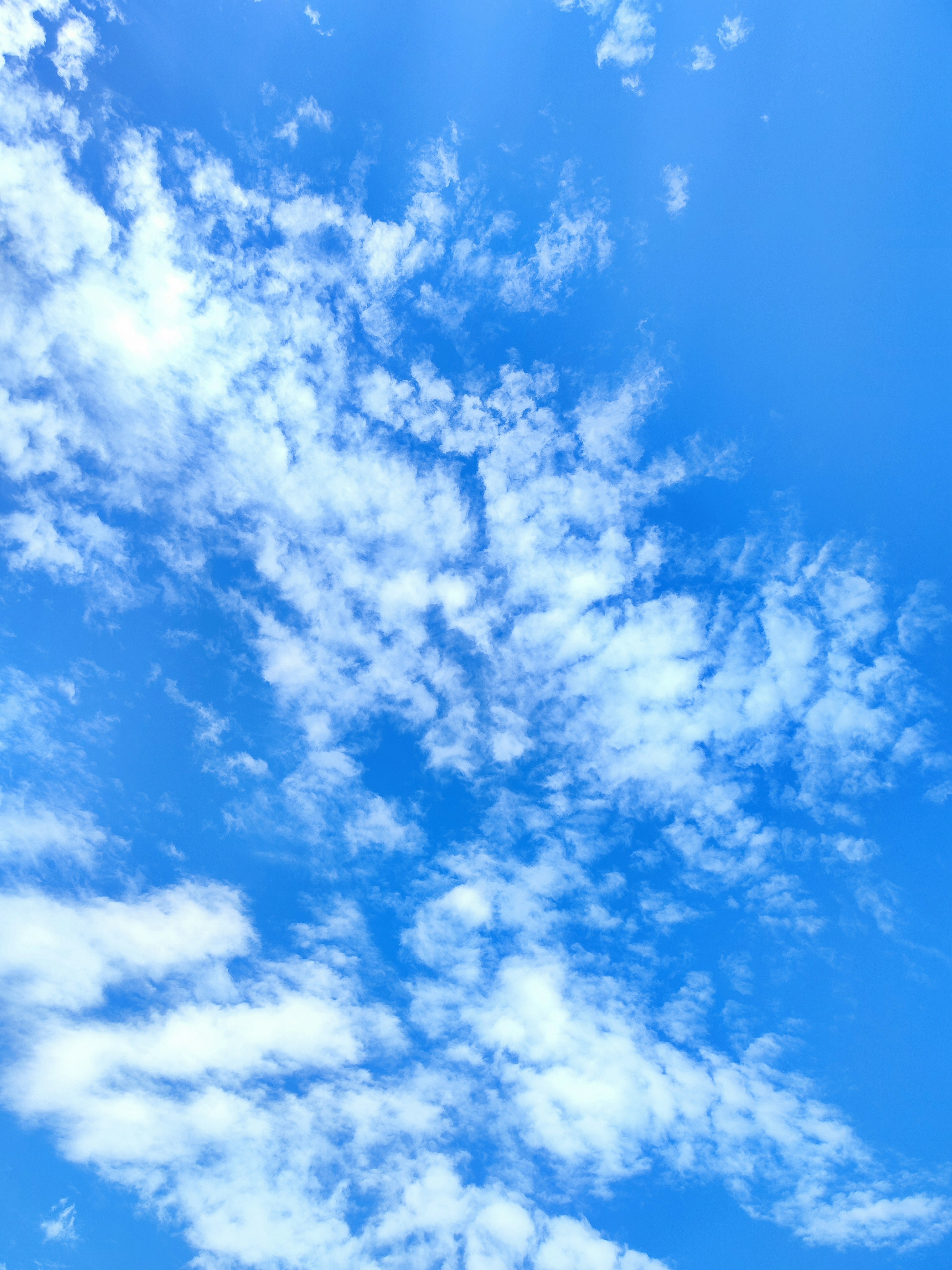 Schönes Muster aus weißen Wolken vor blauem Himmel