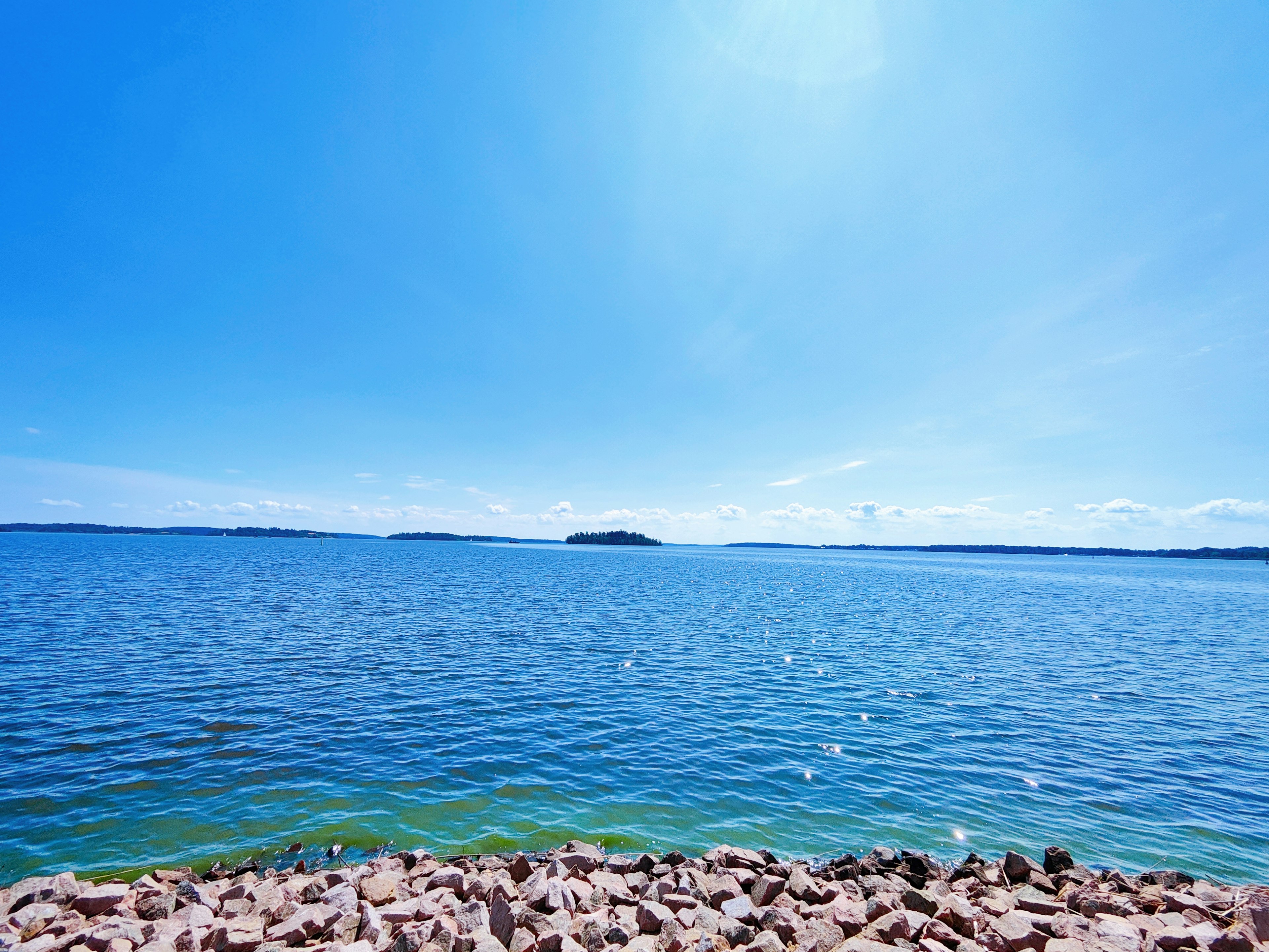 Belle vue de la mer et du ciel bleus rivage rocheux