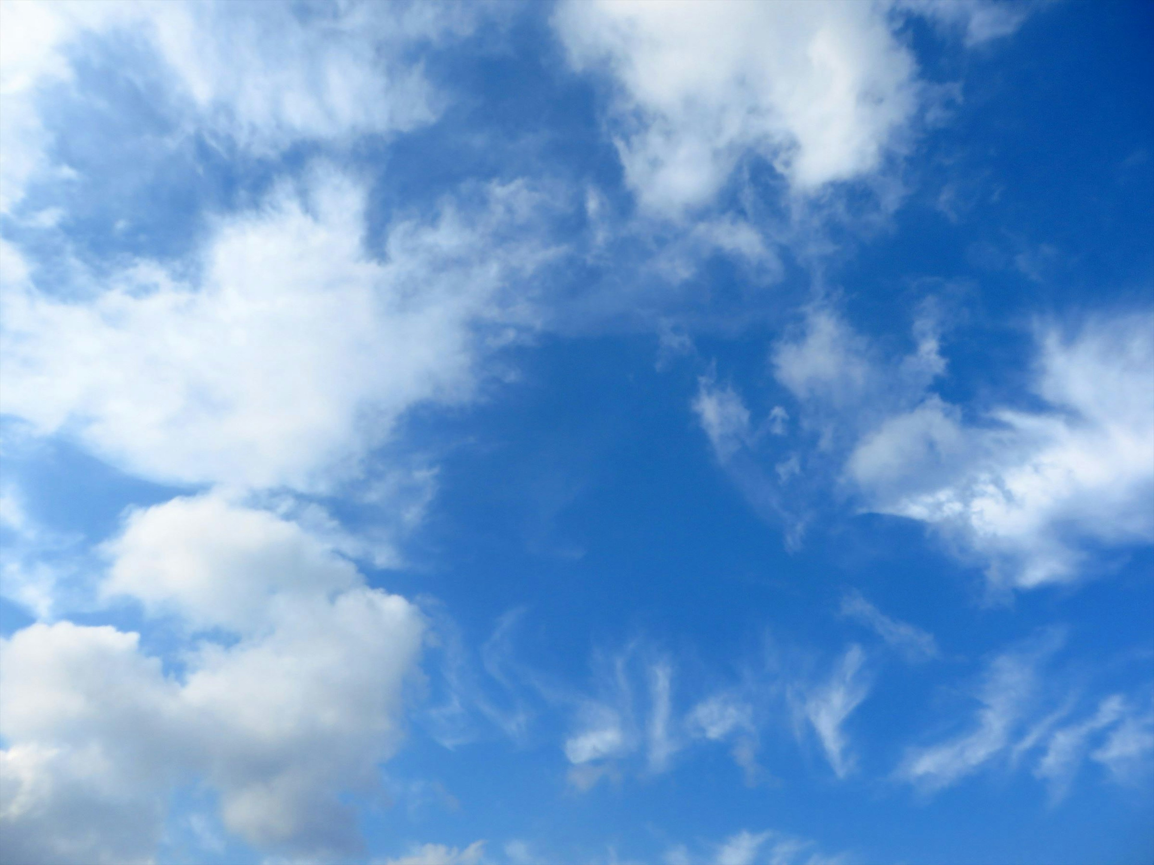 Pemandangan indah awan putih di langit biru