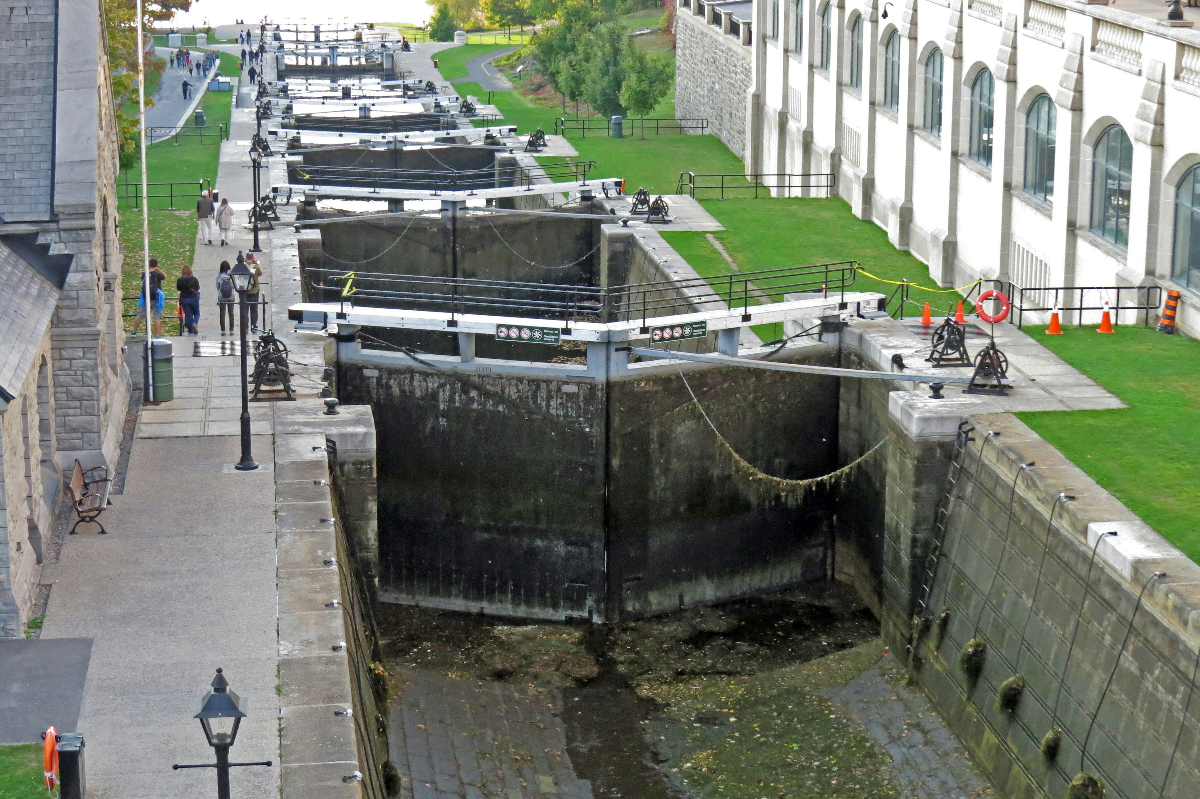 Vista delle chiuse del canale con erba verde e edifici storici