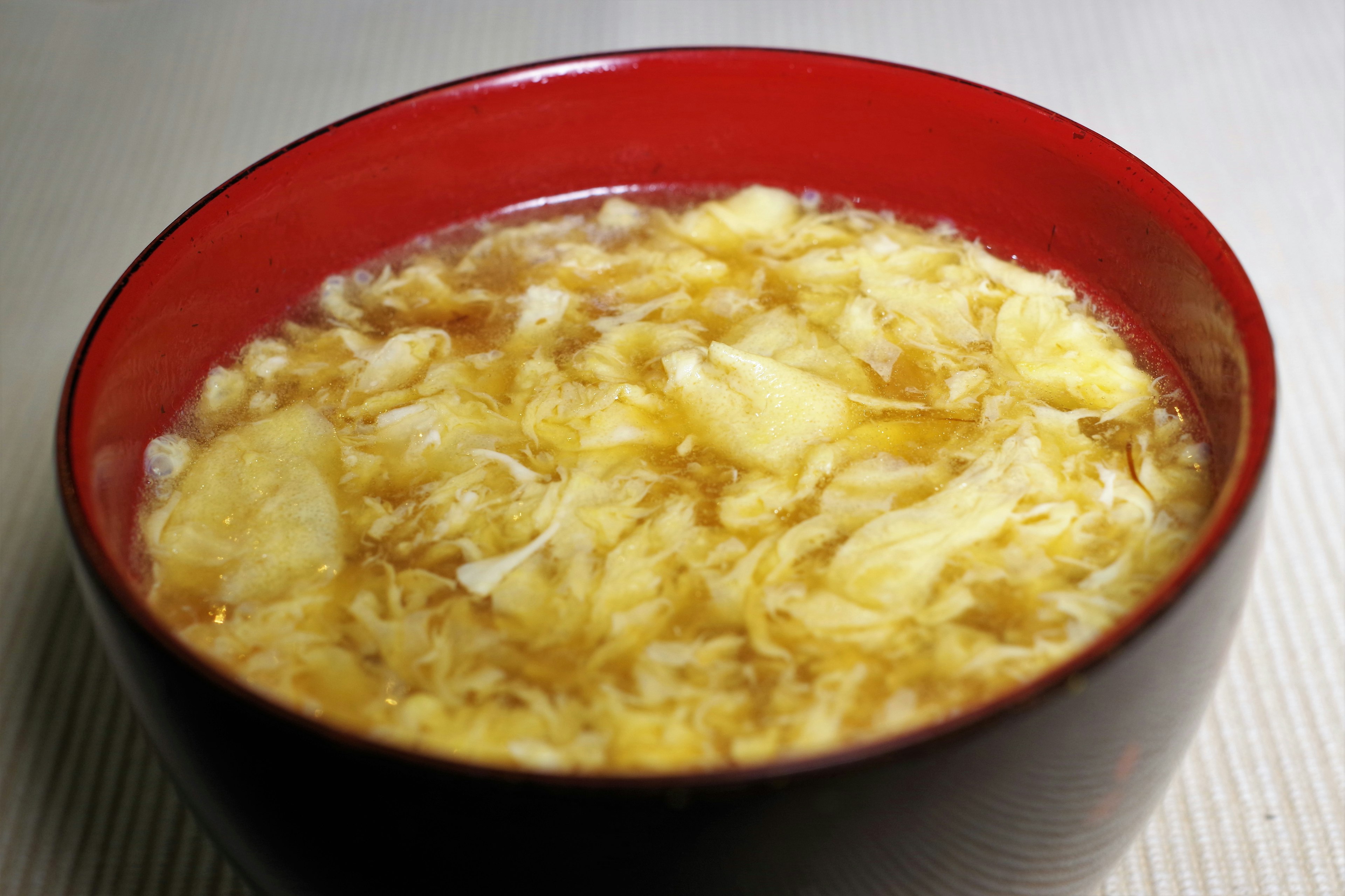 Image de soupe aux œufs dans un bol rouge