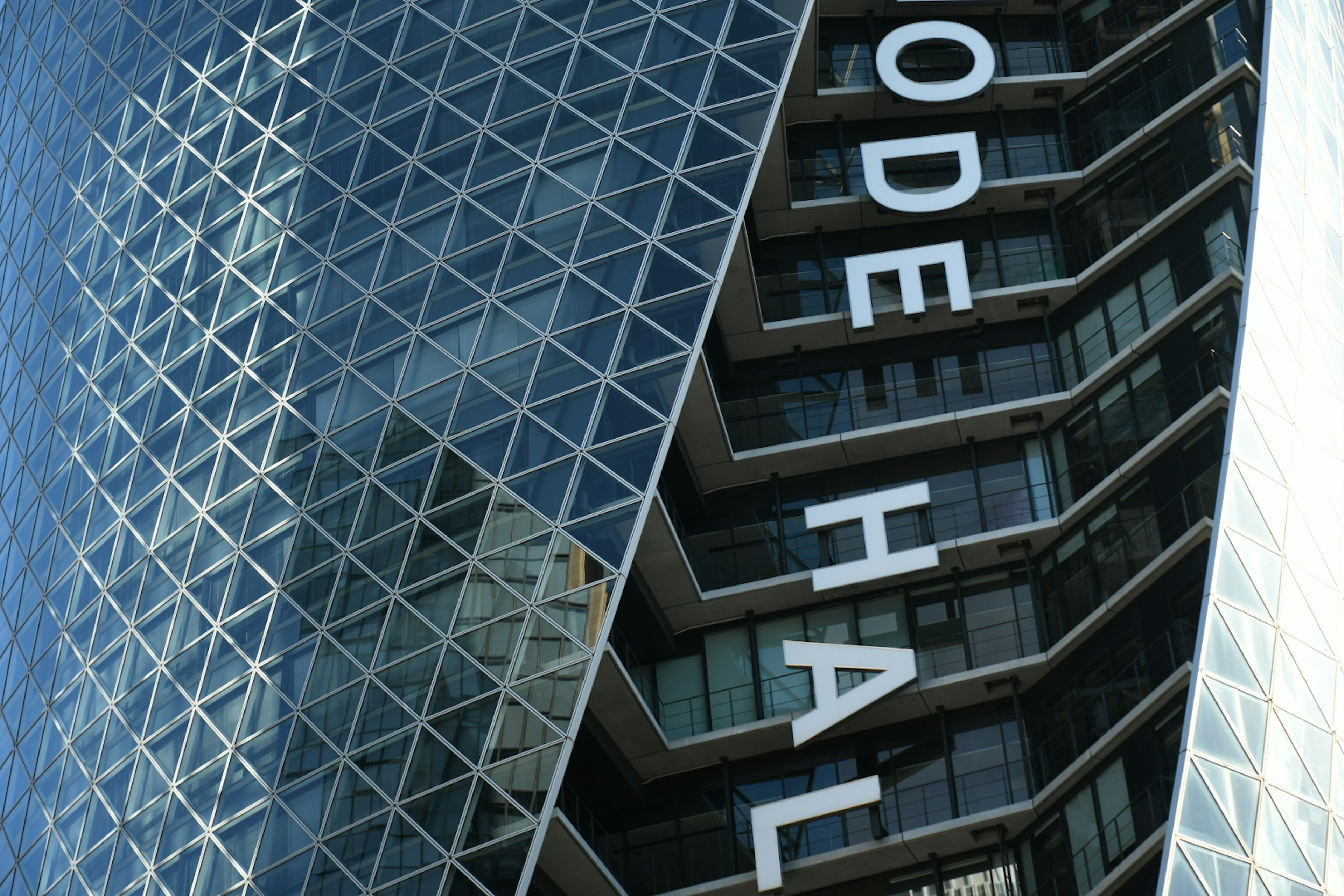 Extérieur d'un bâtiment moderne avec un motif en losange et une inscription CODE HALL bien visible