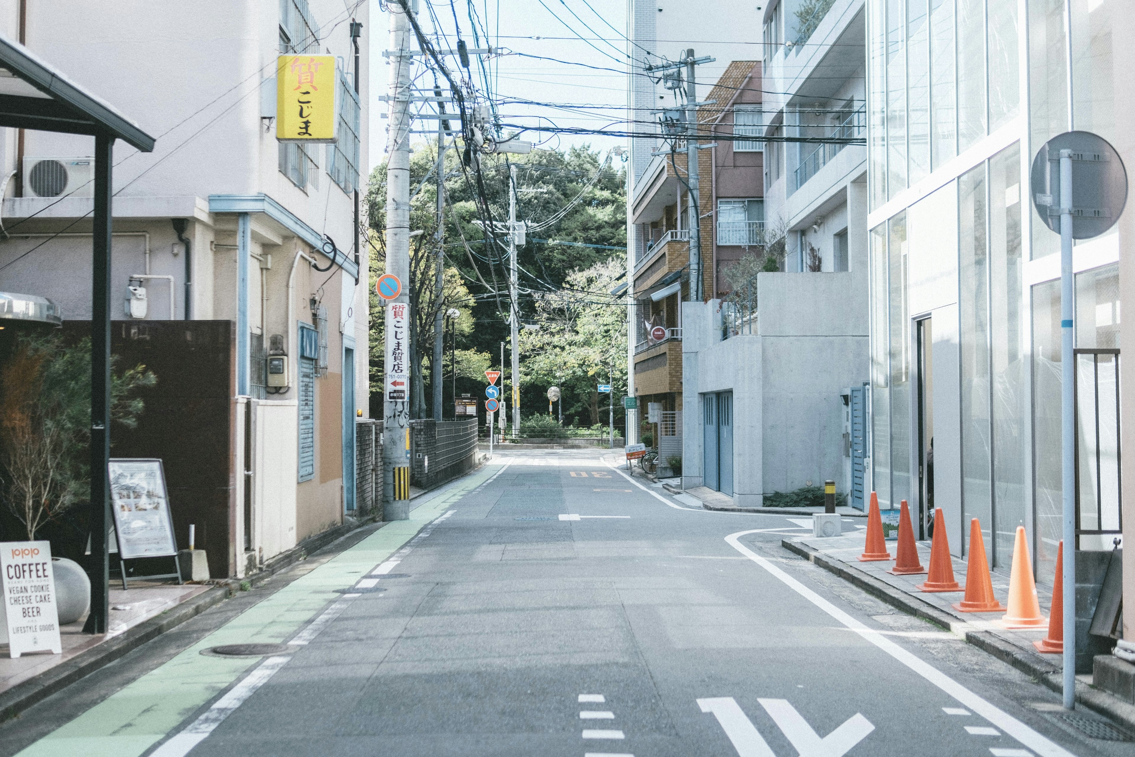 静かな都市の通りに面した建物と交通標識