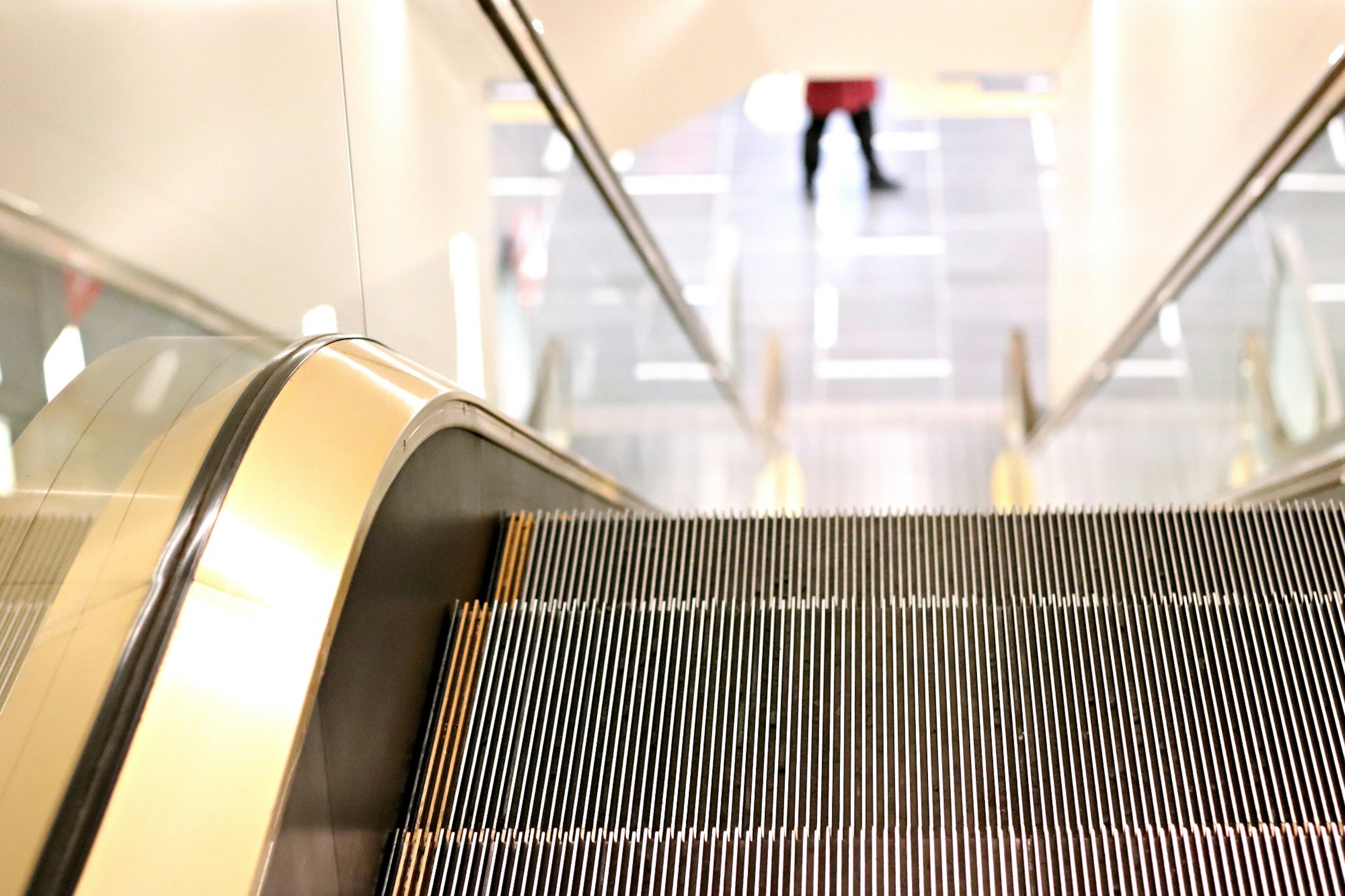 Ansicht von oben auf eine Rolltreppe, die nach unten zeigt