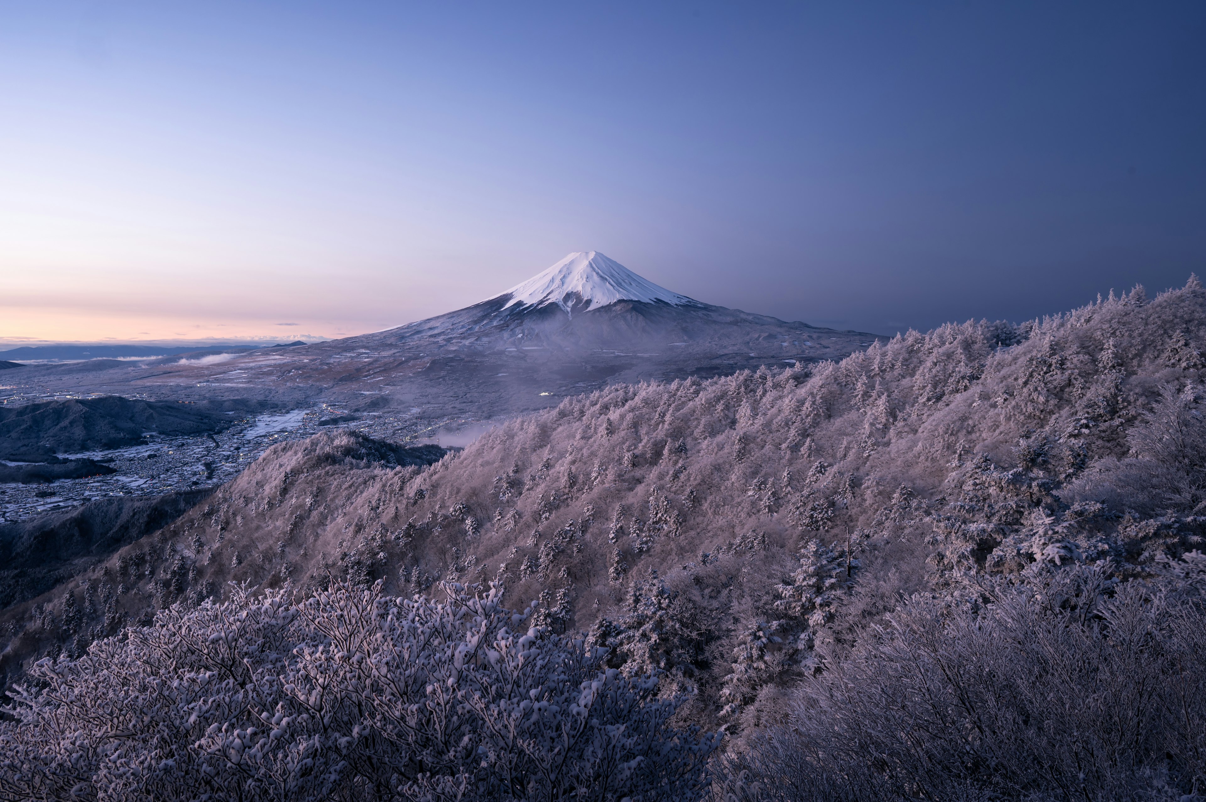 雪に覆われた山と霧の景色の美しい風景