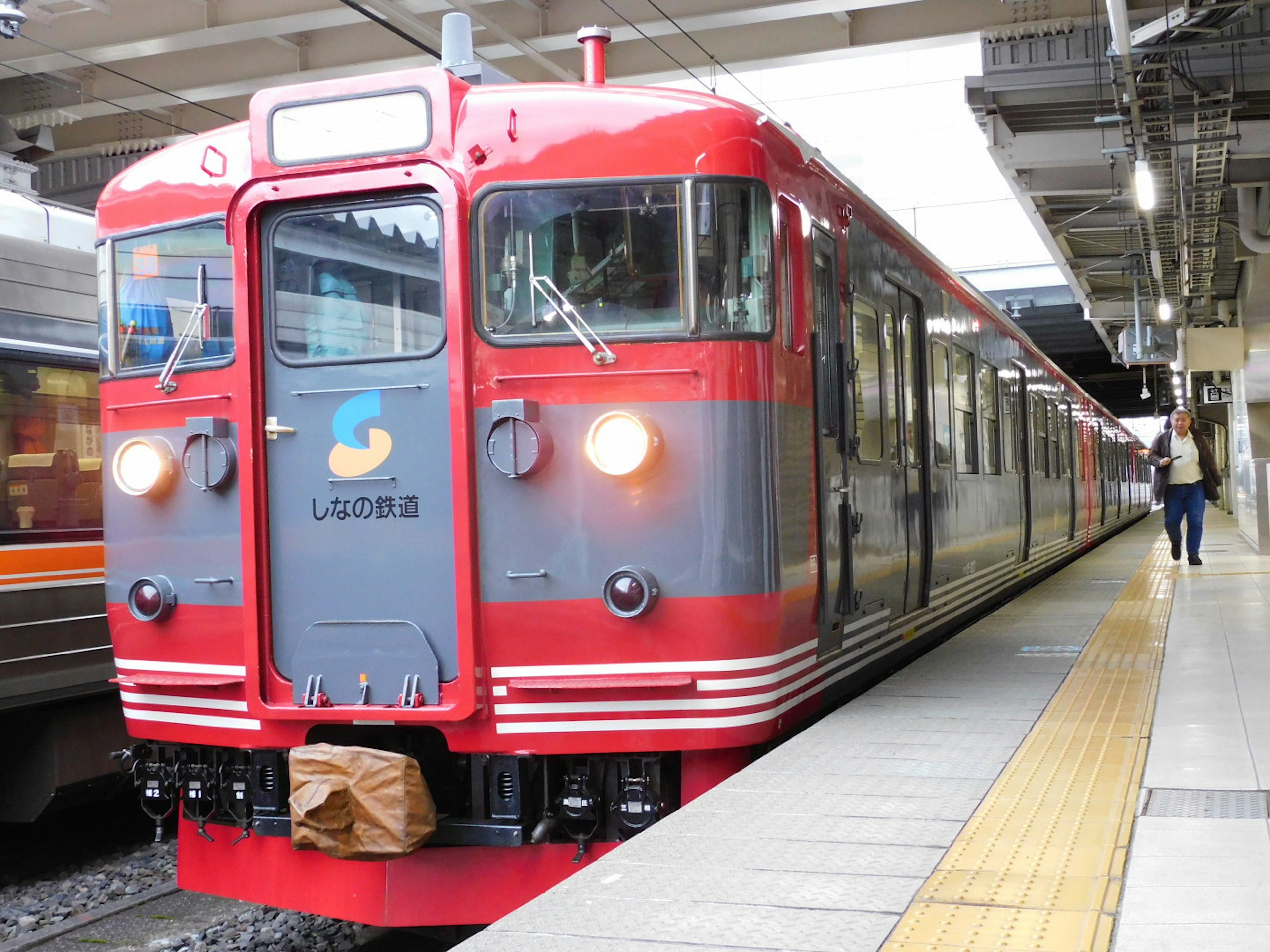 Kereta merah diparkir di stasiun