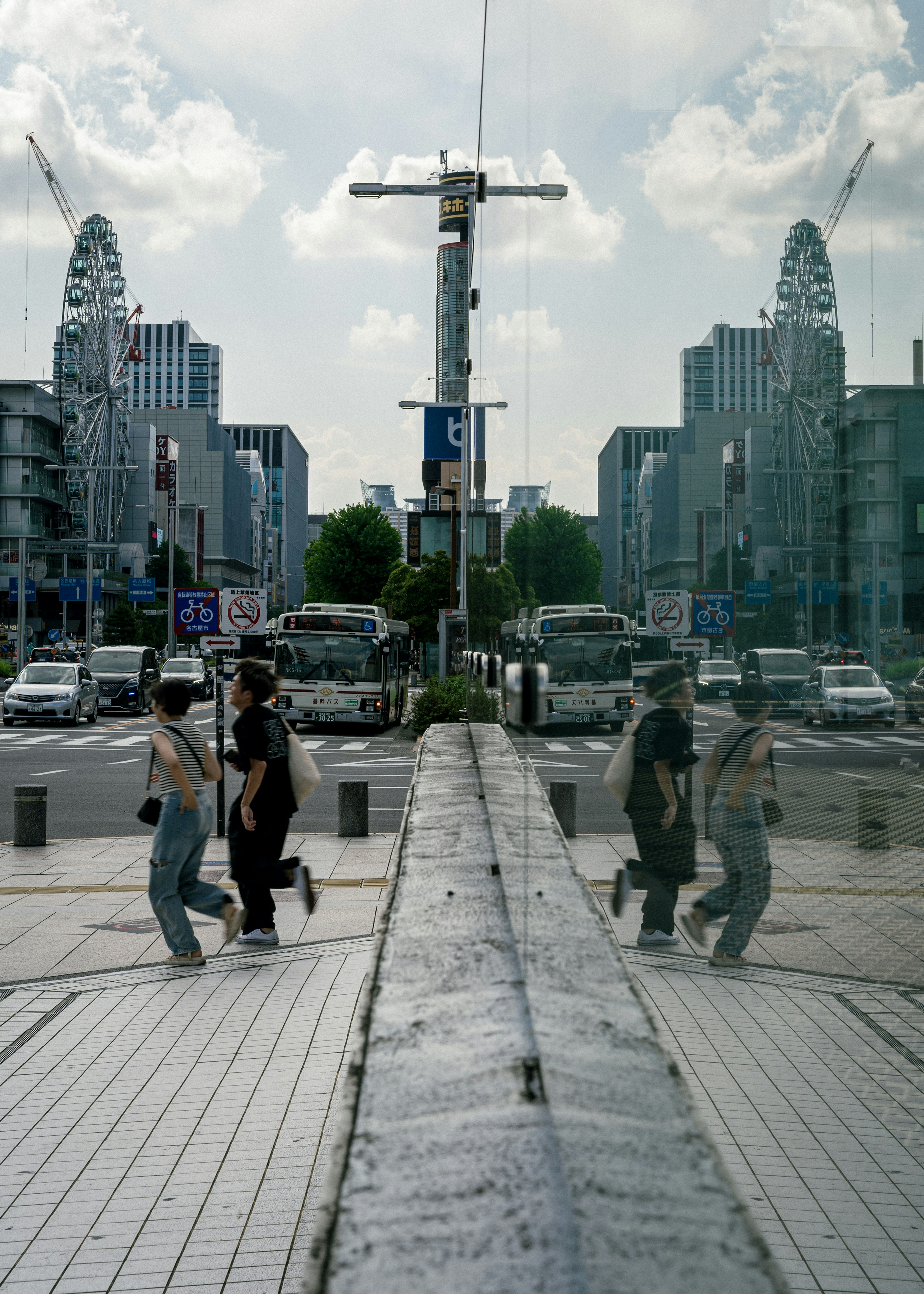 街の風景と人々の反射が映る都市の通り