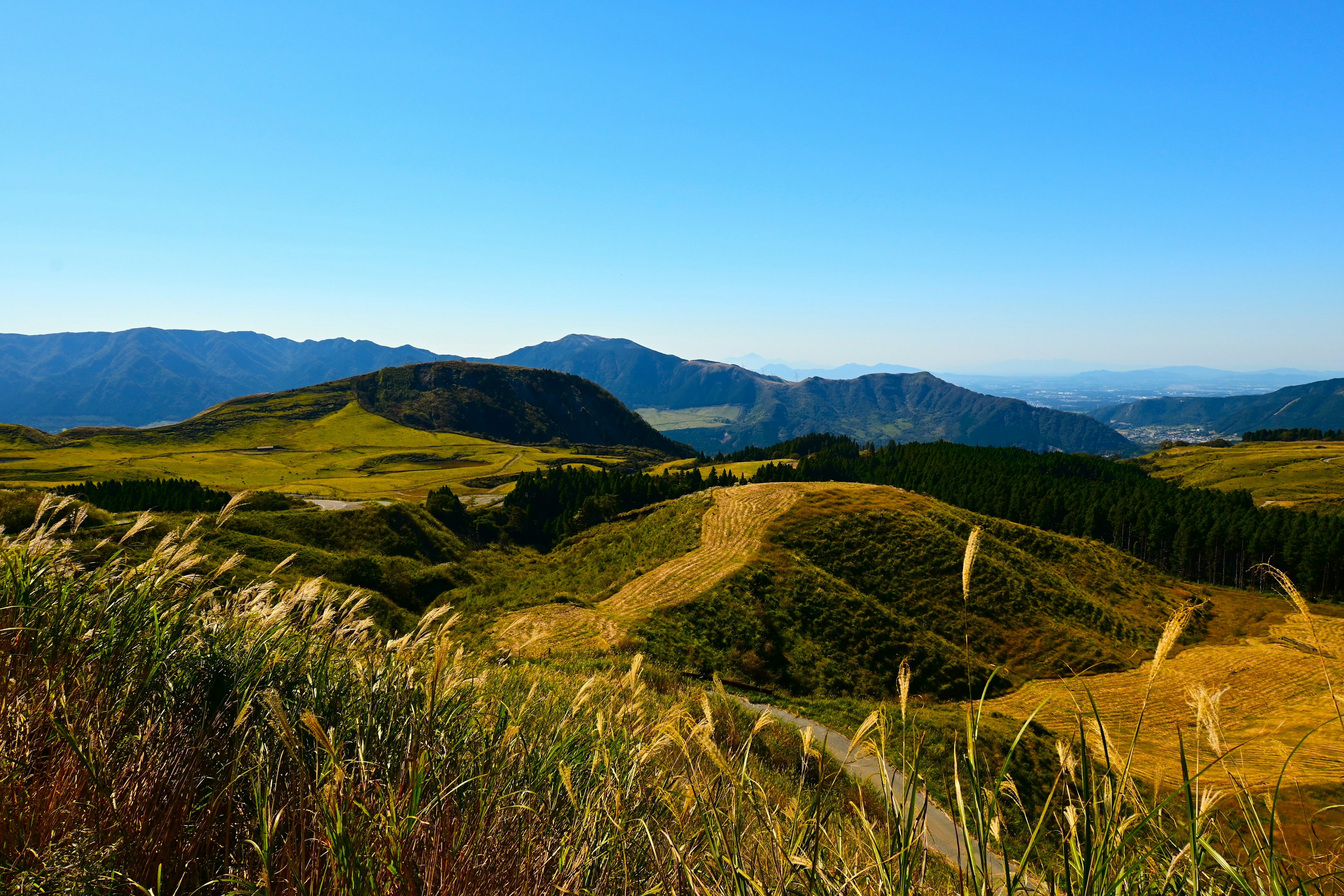 Paisaje de colinas verdes bajo un cielo azul claro